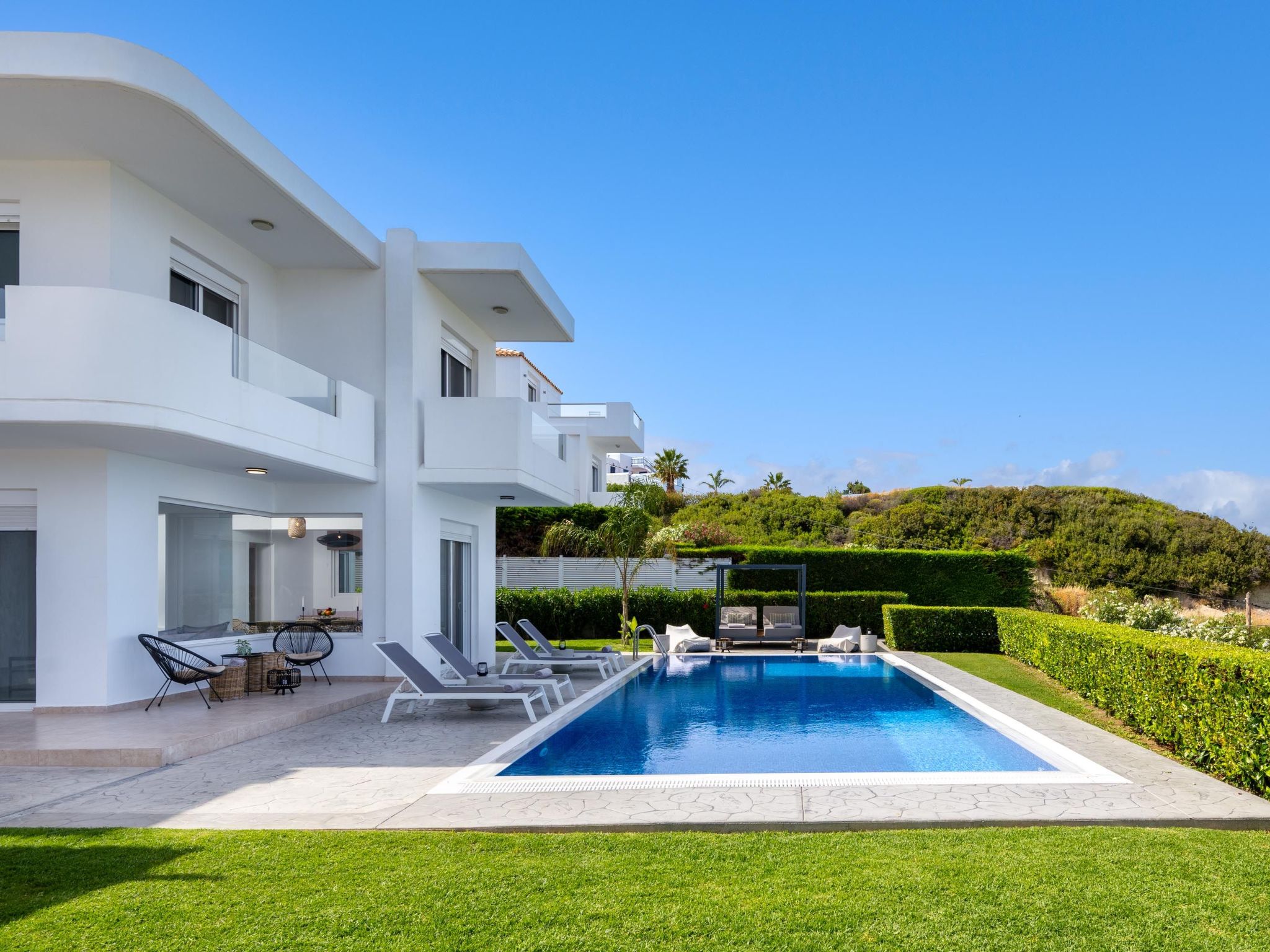 Moderne Villa mit Hügel- und Meerblick