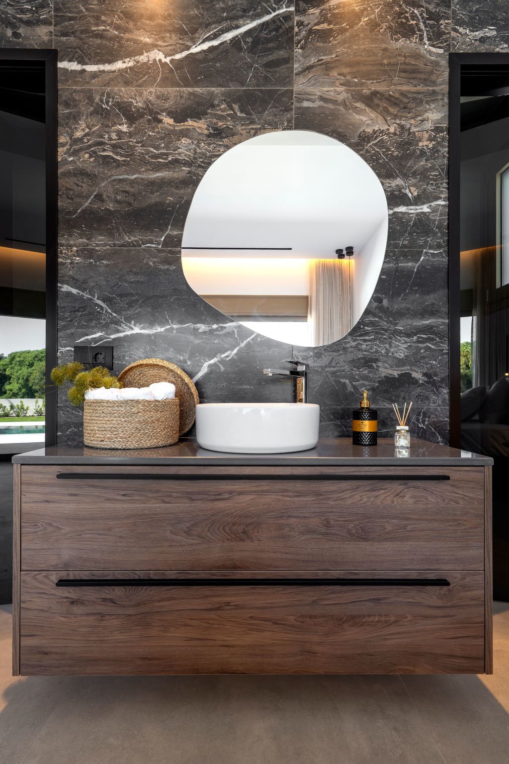 Emerald Estate-Drinnen