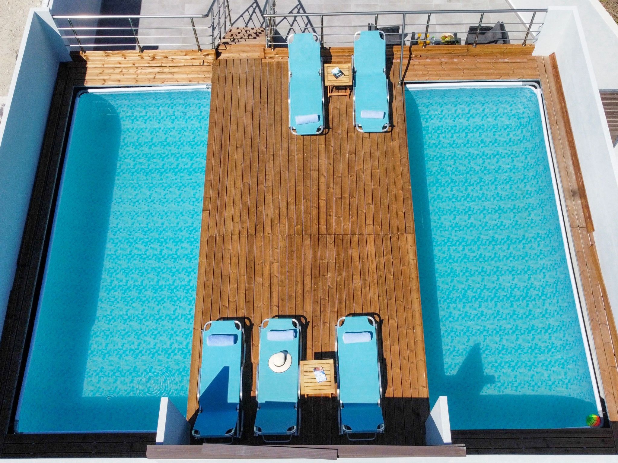 Discover the charm of minimalist living at “Eanos,” a studio apartment that marries modern architectural design with the simplicity and intimacy ideal for couples or solo adventurers. This 20 sq.m..