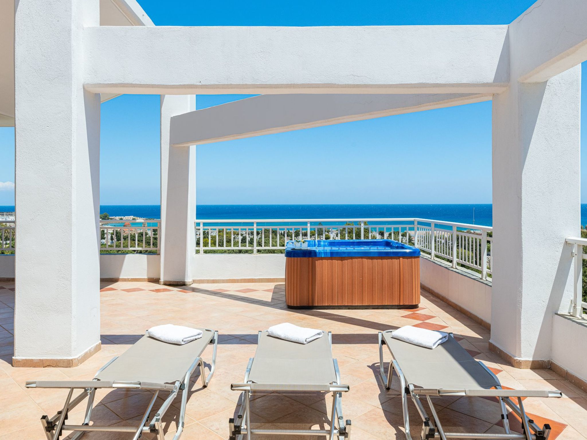Wunderschöne Wohnung mit Meerblick und Whirlpool-Buiten