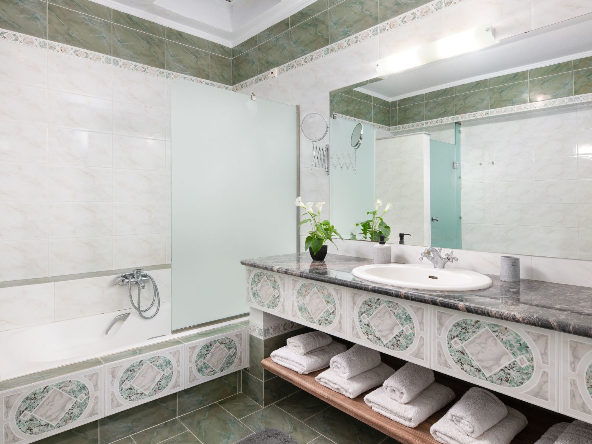 Wunderschöne Wohnung mit Meerblick und Whirlpool-Image-tags.info