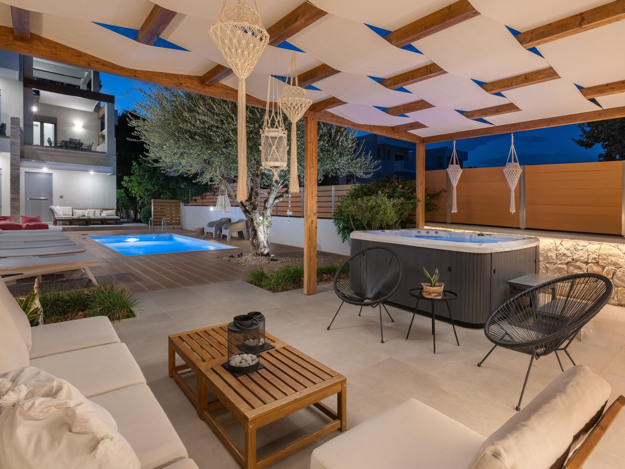 Schöne Pool-Villa Terpsis