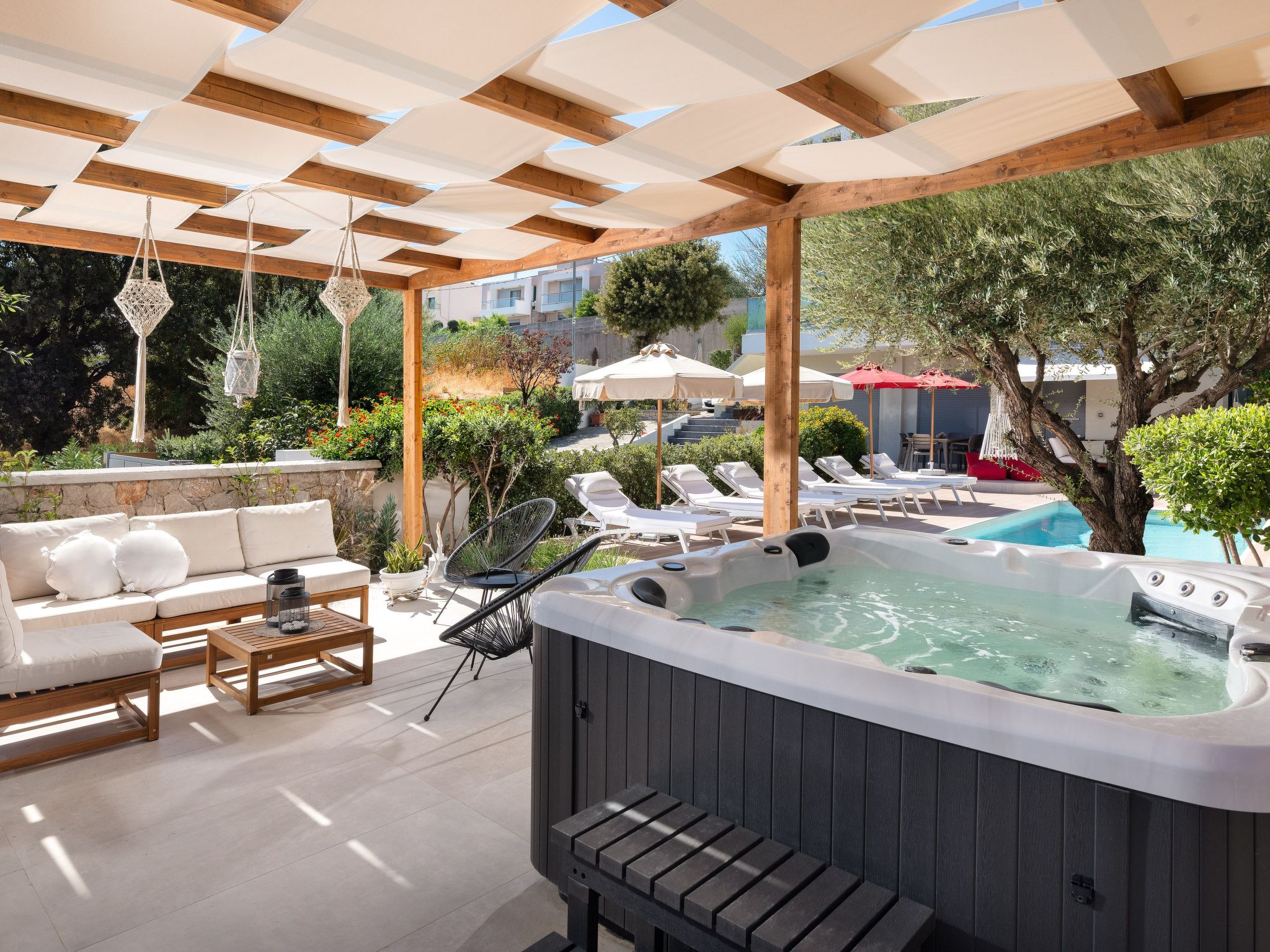 Schöne Pool-Villa Terpsis