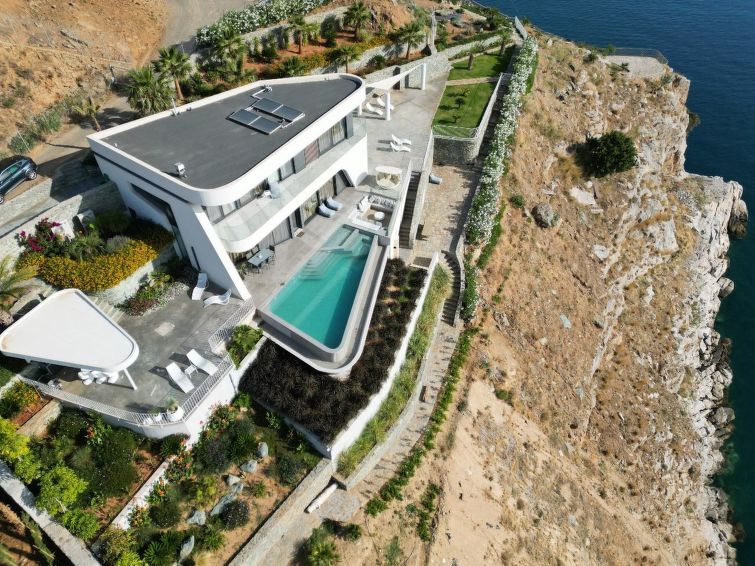 12-persoons vakantiehuis met verwarmd zwembad in Agia Pelagia in Agia Pelagia