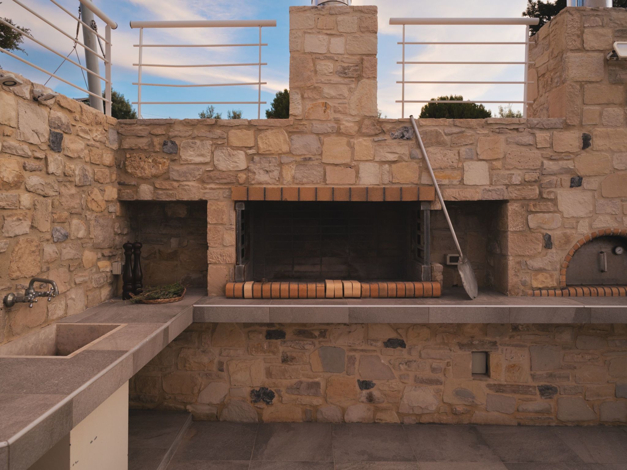 Luxuriöses Anwesen mit Meerblick und beheiztem Infinity-Pool-Dehors