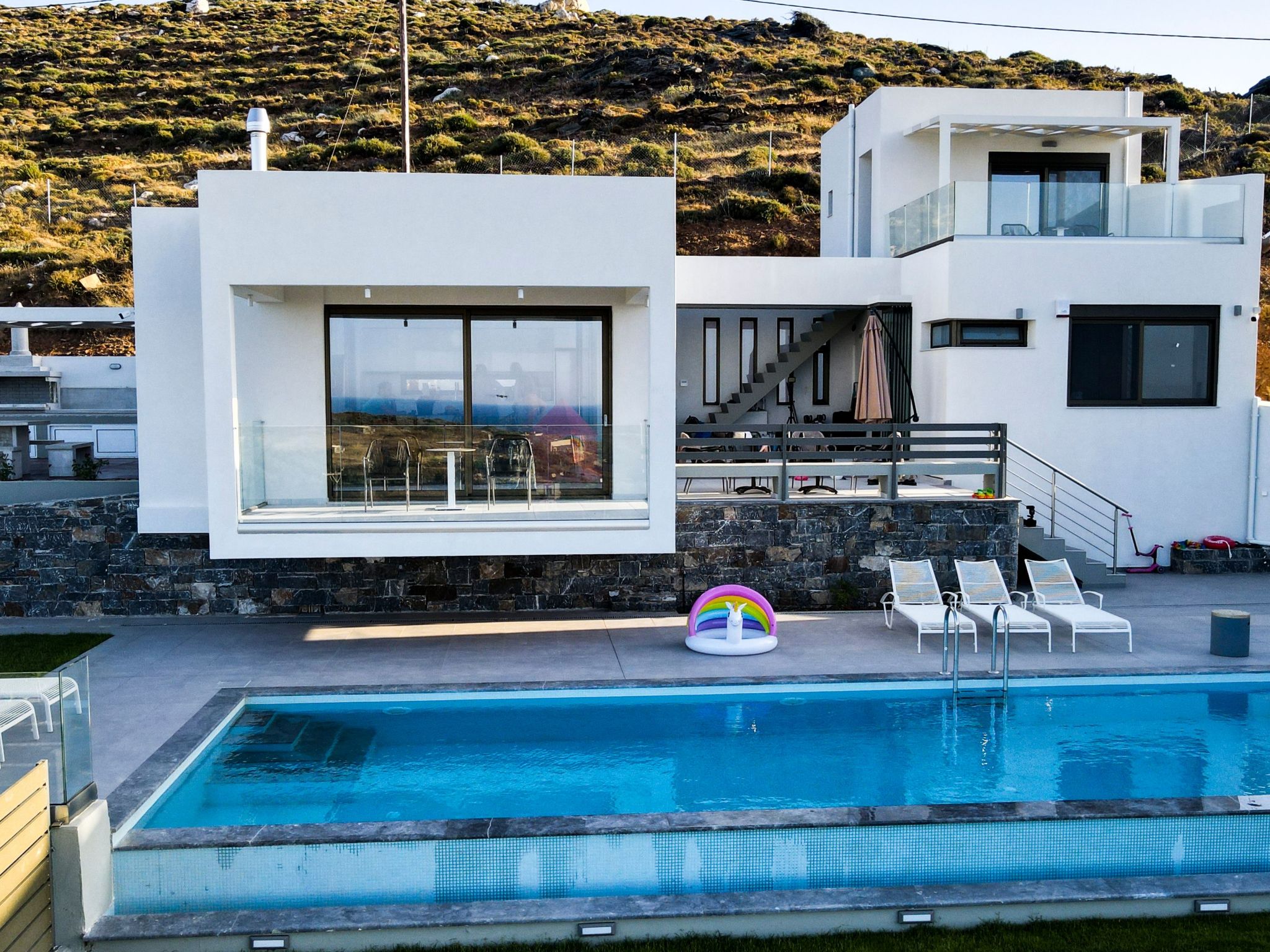 Build by local architects and builders these villas capture the essence of their fine location. Situated on the bay of Aghia Pelagia, enjoys excellent views of the deep blue of the Aegean Sea. The int..