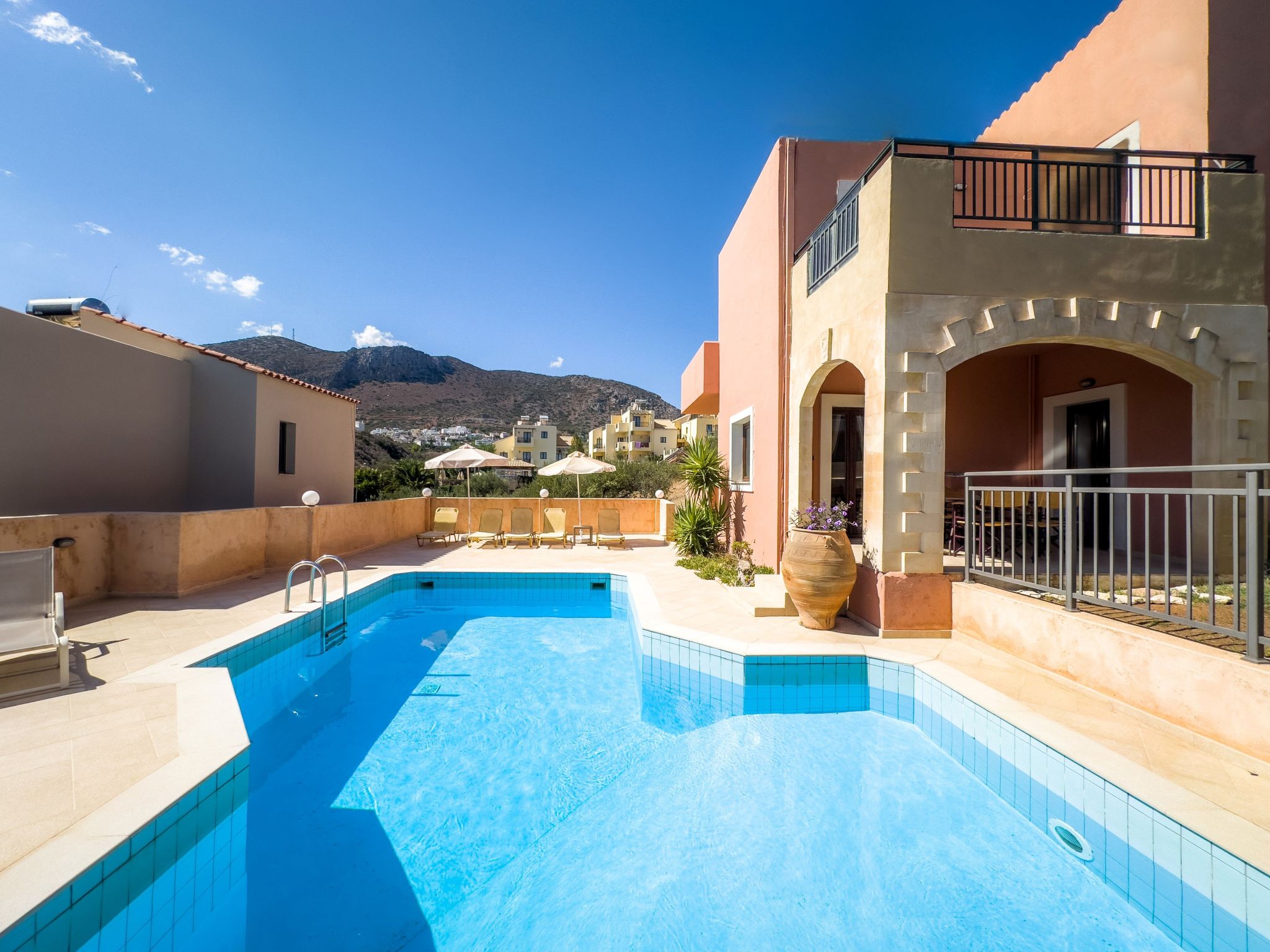 Niriides Villas_ Dafne _ 3-Schlafzimmer privater Pool-Binnen