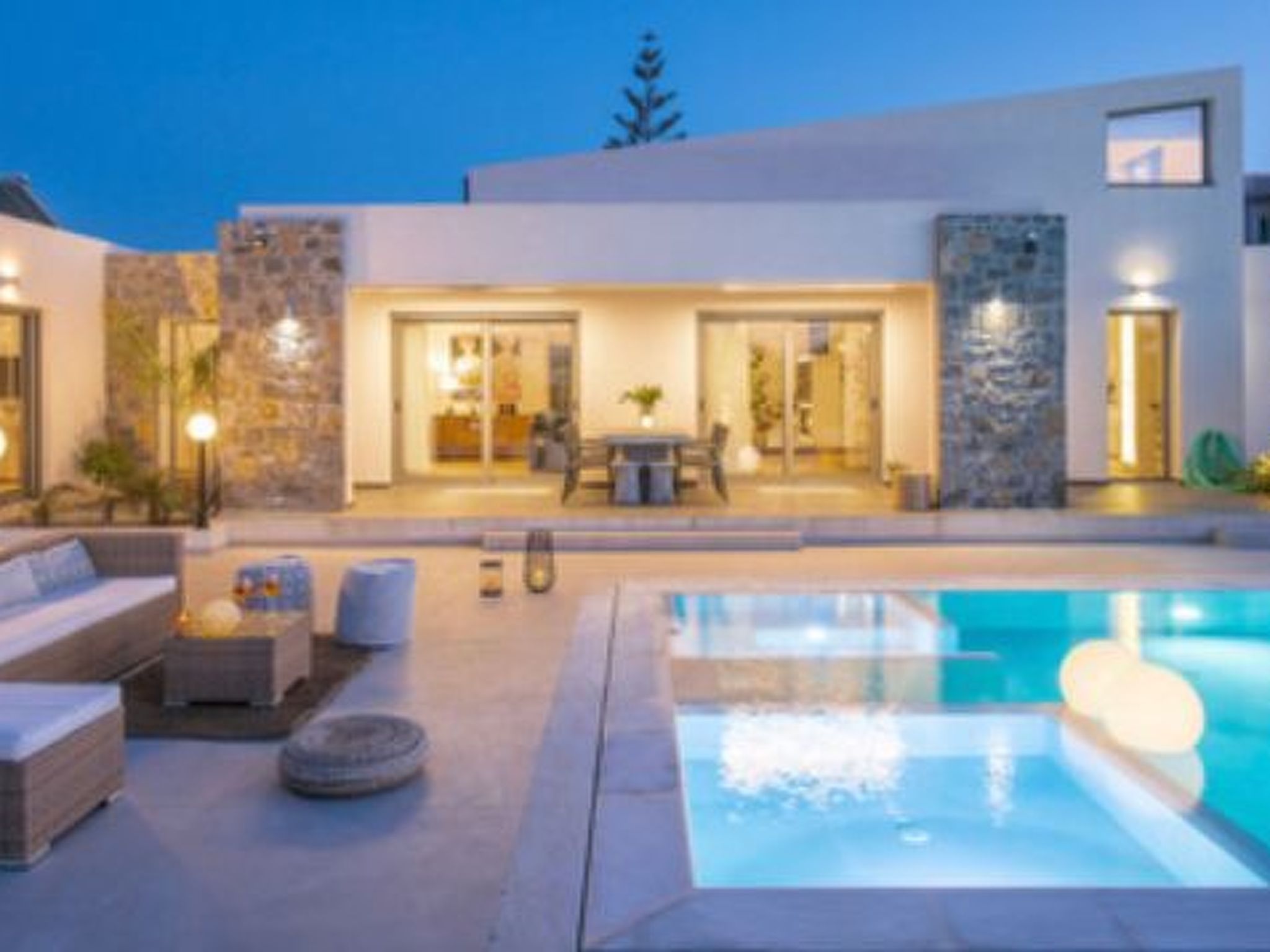 Luxuriös gestaltete Villa mit privatem Pool