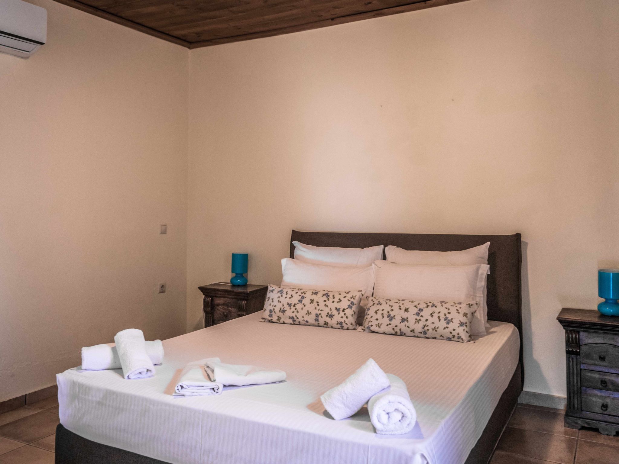 Niriides Villas_ Thetis_ 3-Schlafzimmer privater Pool-Binnen