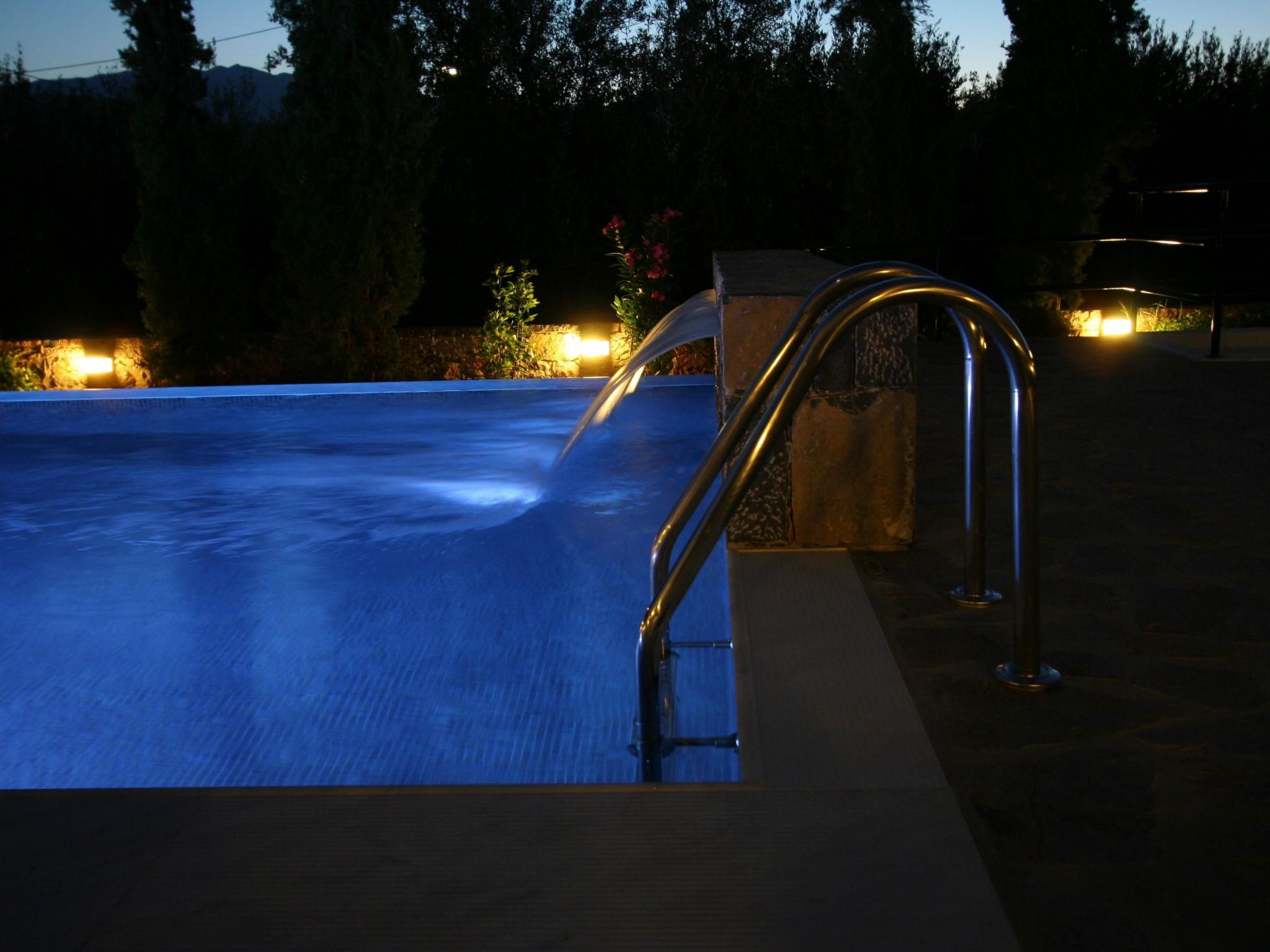 Wohnung mit Pool im Blumenparadies-Image-tags.info