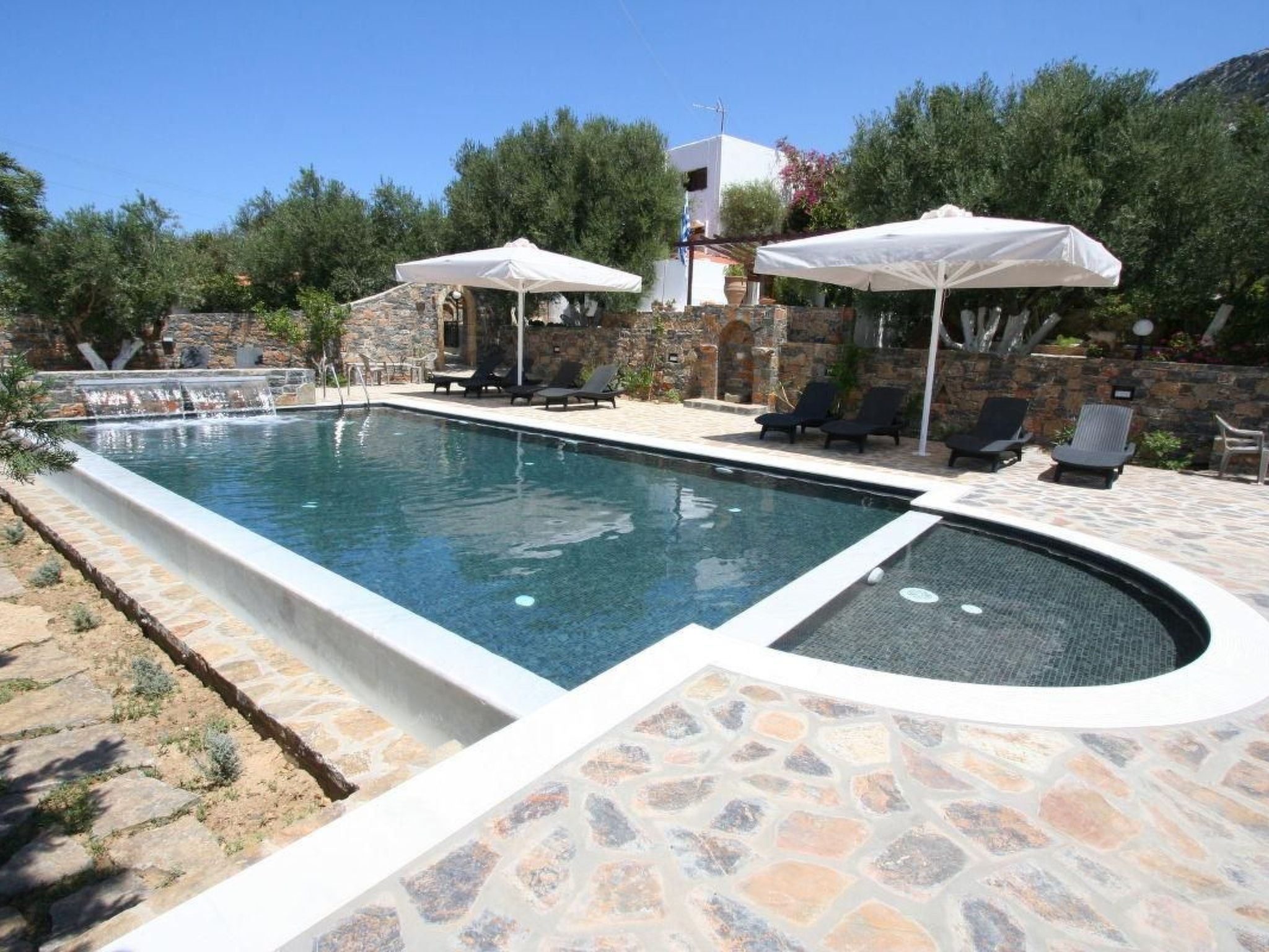 Wohnung mit Pool im Blumenparadies-Image-tags.info