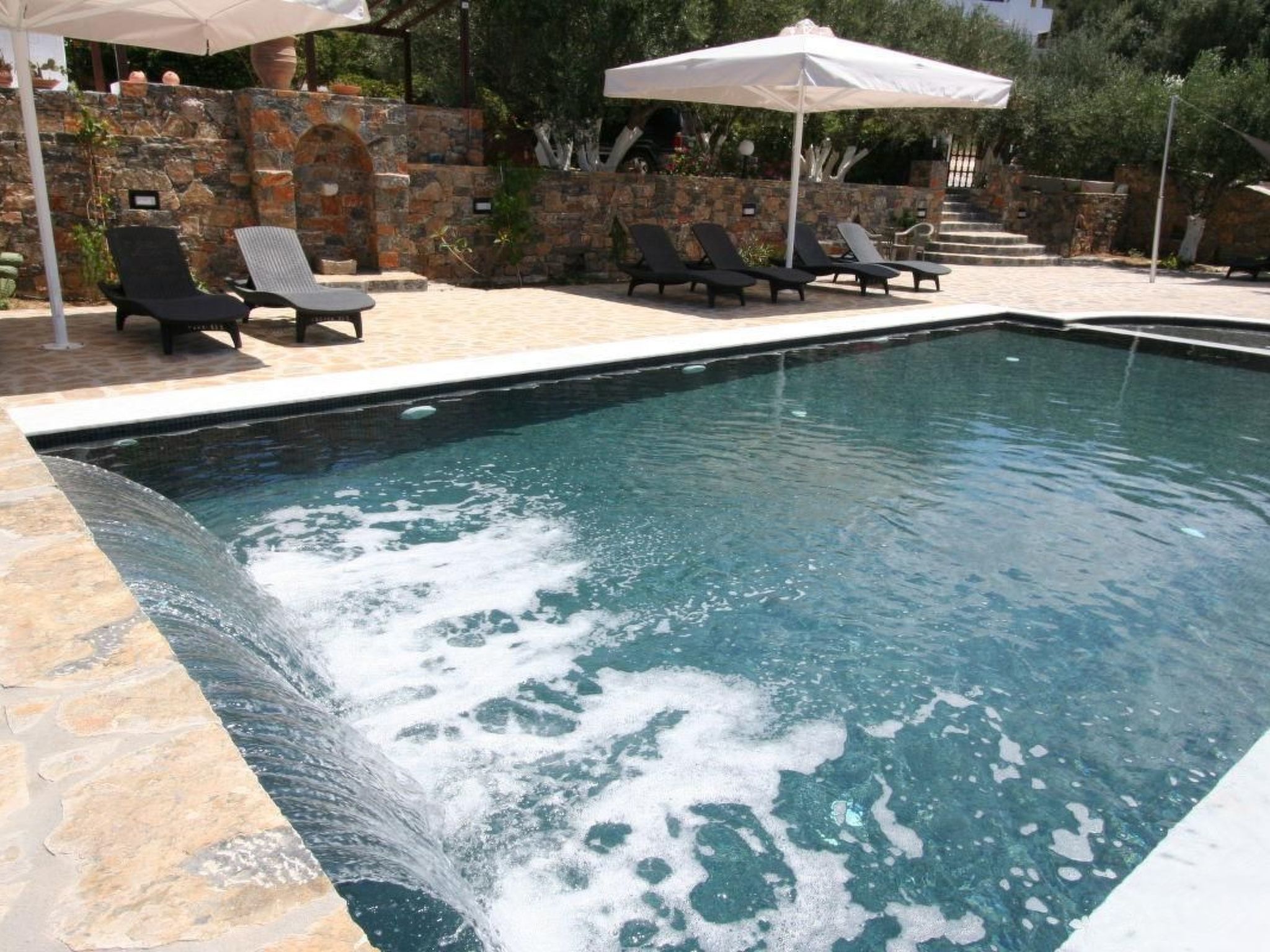 Wohnung mit Pool im Blumenparadies-Image-tags.info