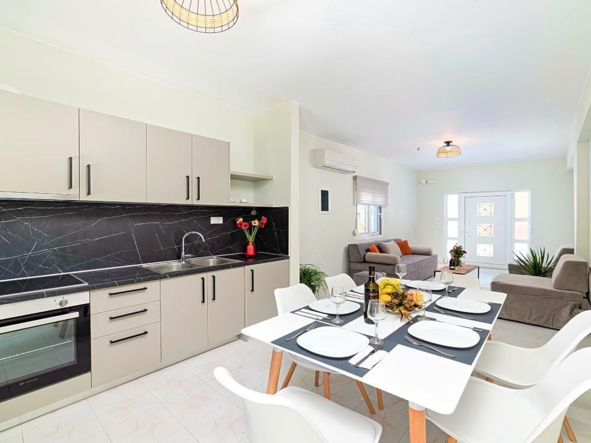 Villa "Etoile Villa" mit Blick auf das Wasser-Image-tags.info