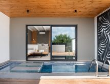 Canes Suites – Privézwembad & Uitzicht op Bergen bij Agios Nikolaos - thumbnail 2