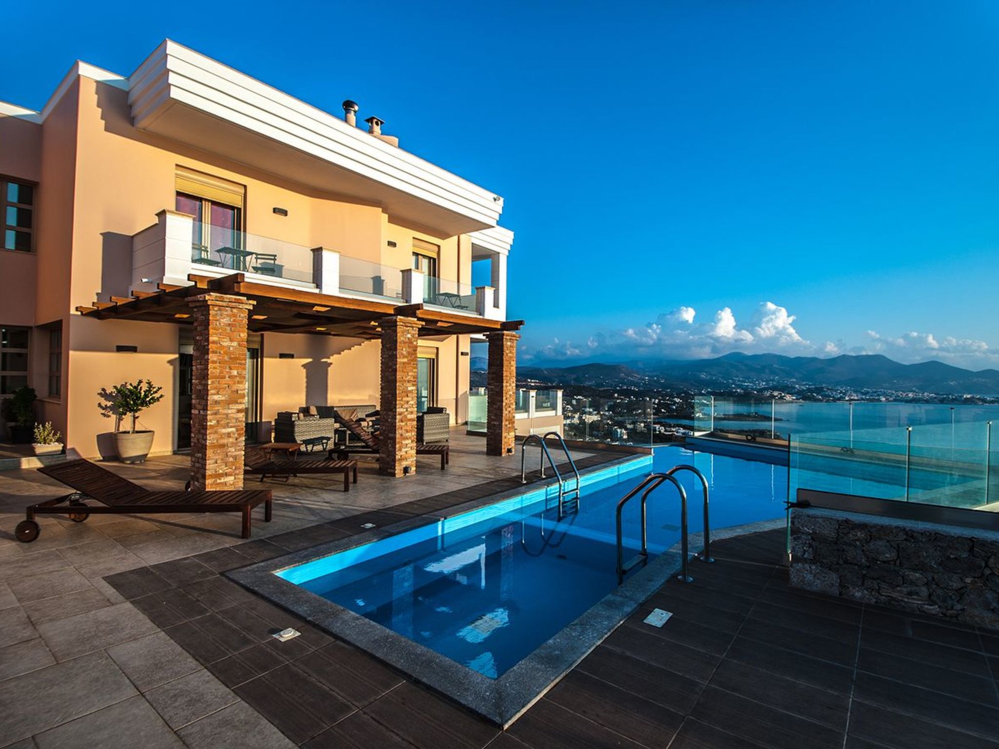 Brandneue, schicke und luxuriöse Wohnung