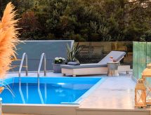 Olivengrüne Villa mit privatem beheiztem Pool