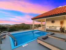 Olivengrüne Villa mit privatem beheiztem Pool