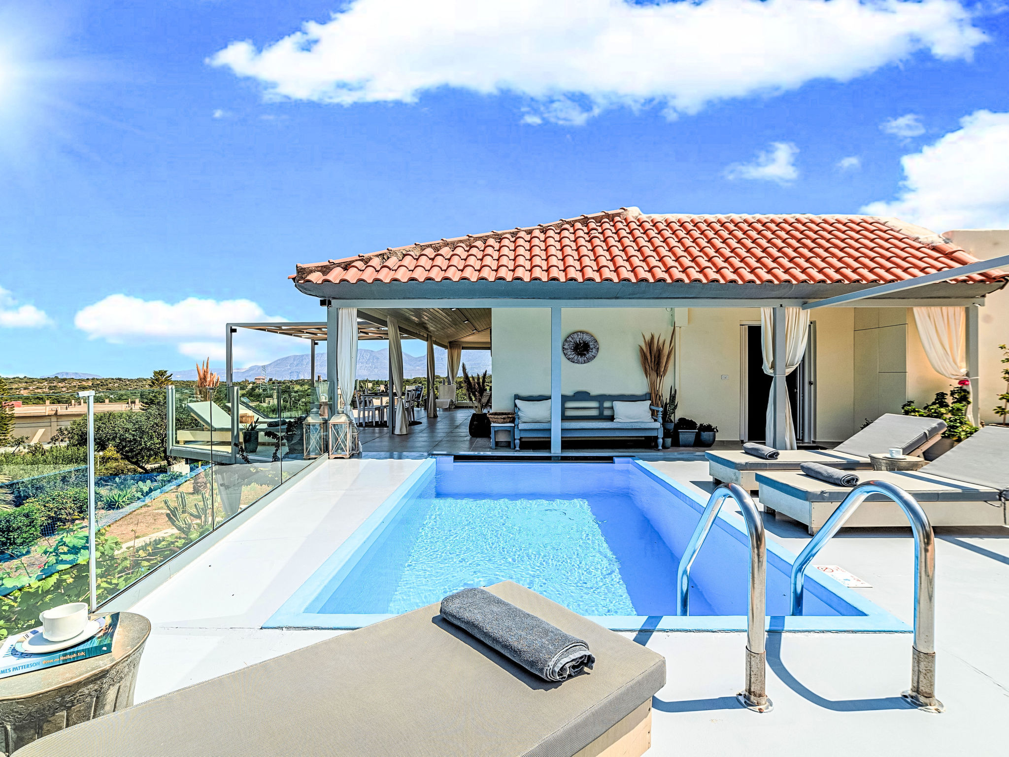 Olivengrüne Villa mit privatem beheiztem Pool