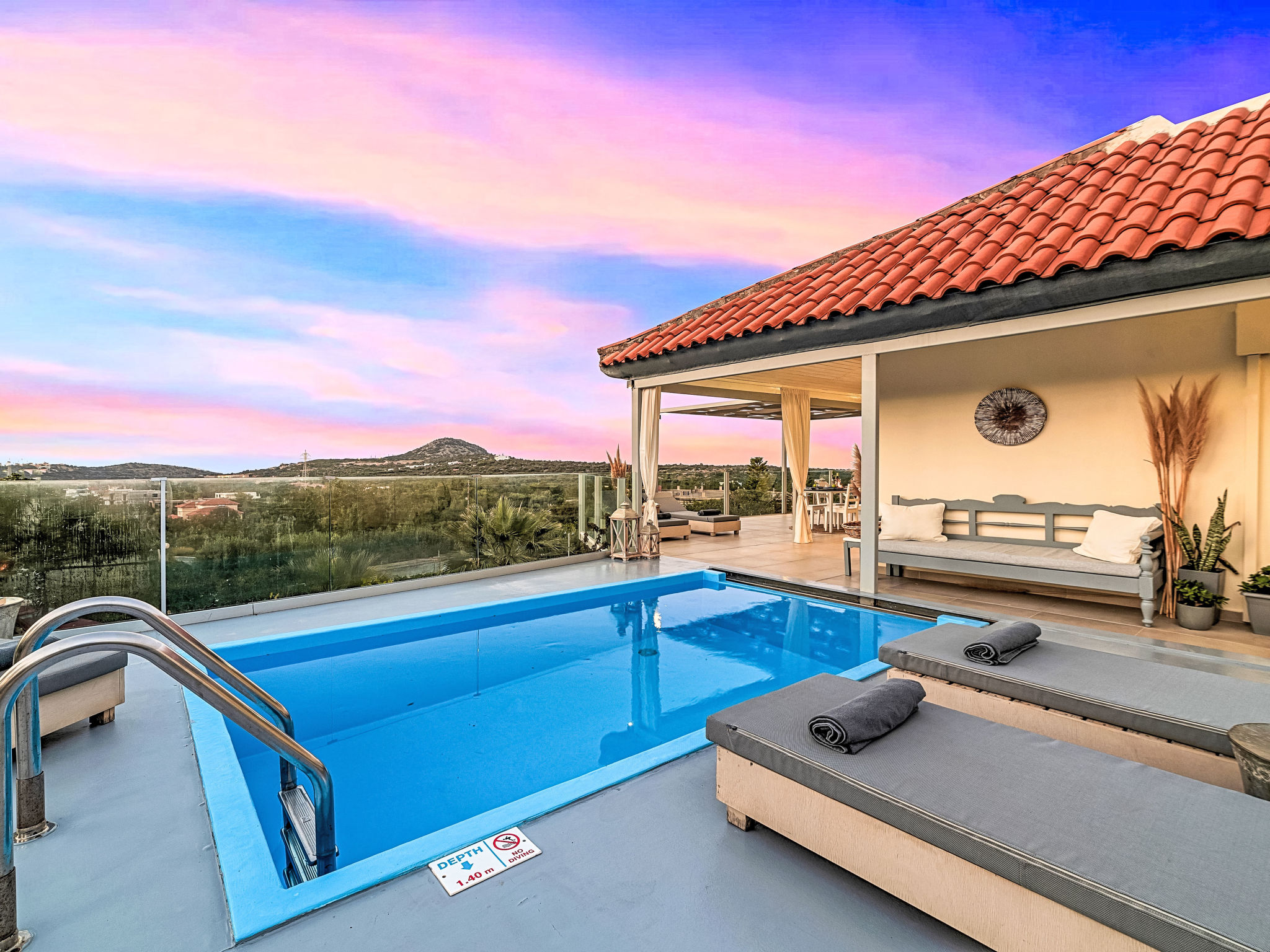 Olivengrüne Villa mit privatem beheiztem Pool - Draußen