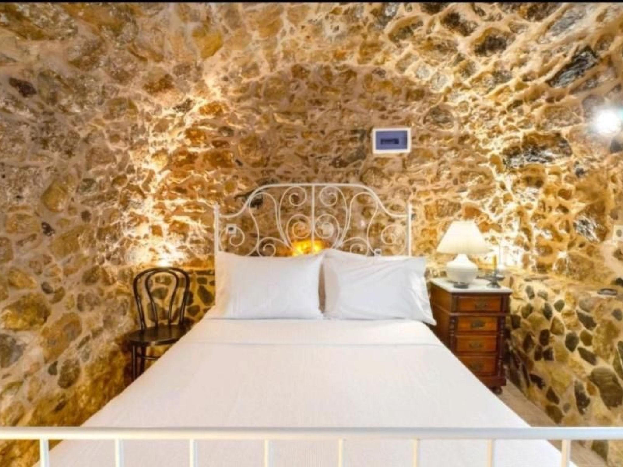 Traditional 2-story Cretan stone house completely renovated in 2019 setting overlooking the hole village of Piskokefalo, just 2.5 km from Sitia town and Sitia airport. Heraklion airport is 101 km away..