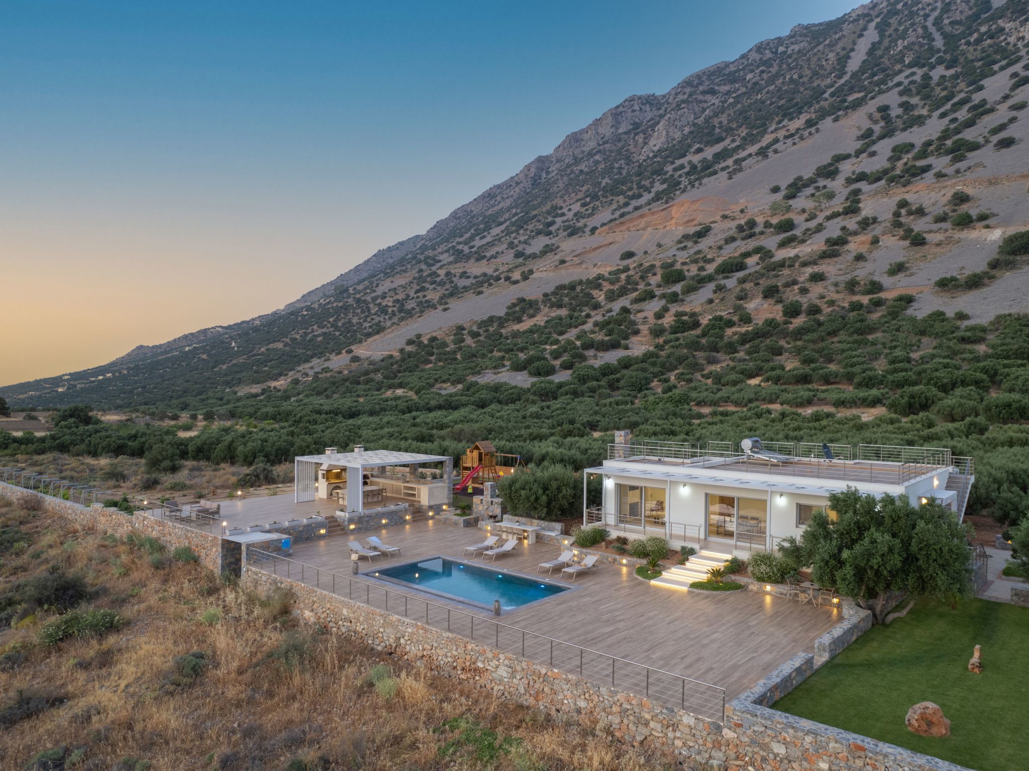 Villa mit Grillplatz und privatem beheiztem Pool