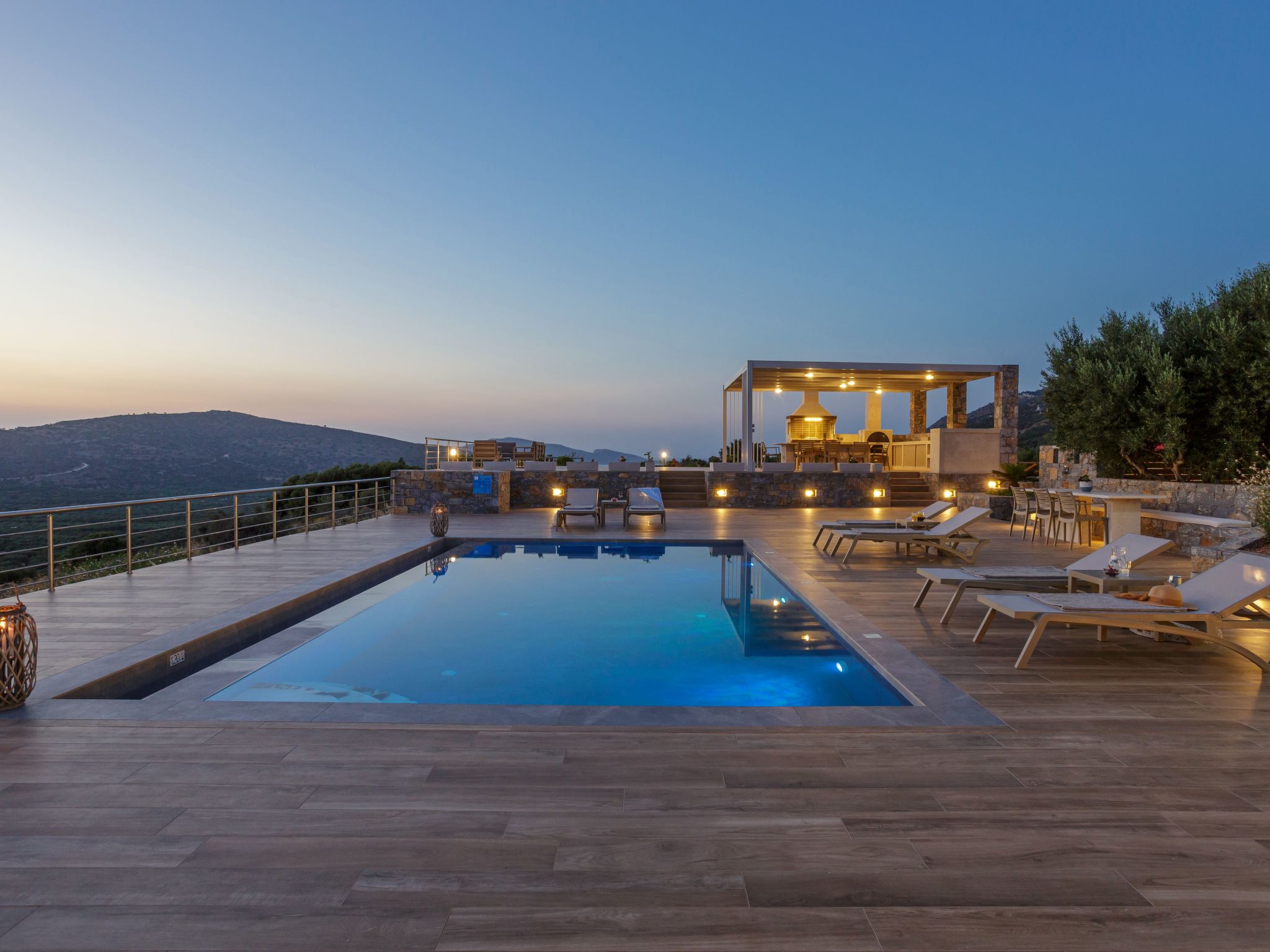 Villa mit Grillplatz und privatem beheiztem Pool-Dehors