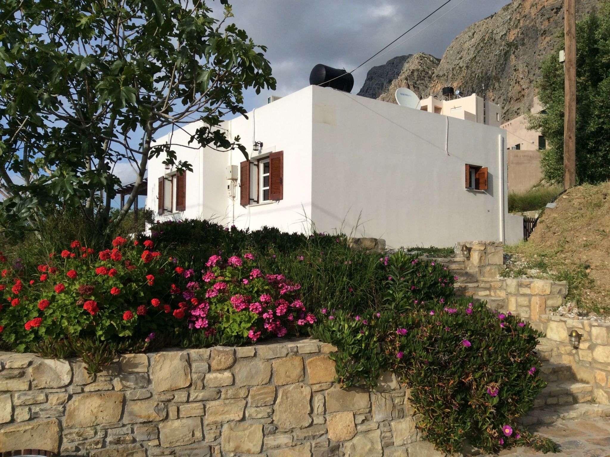 Versteckte Villa mit Pool und herrlichem Blick über die Bucht von Mirabelle und-Dehors