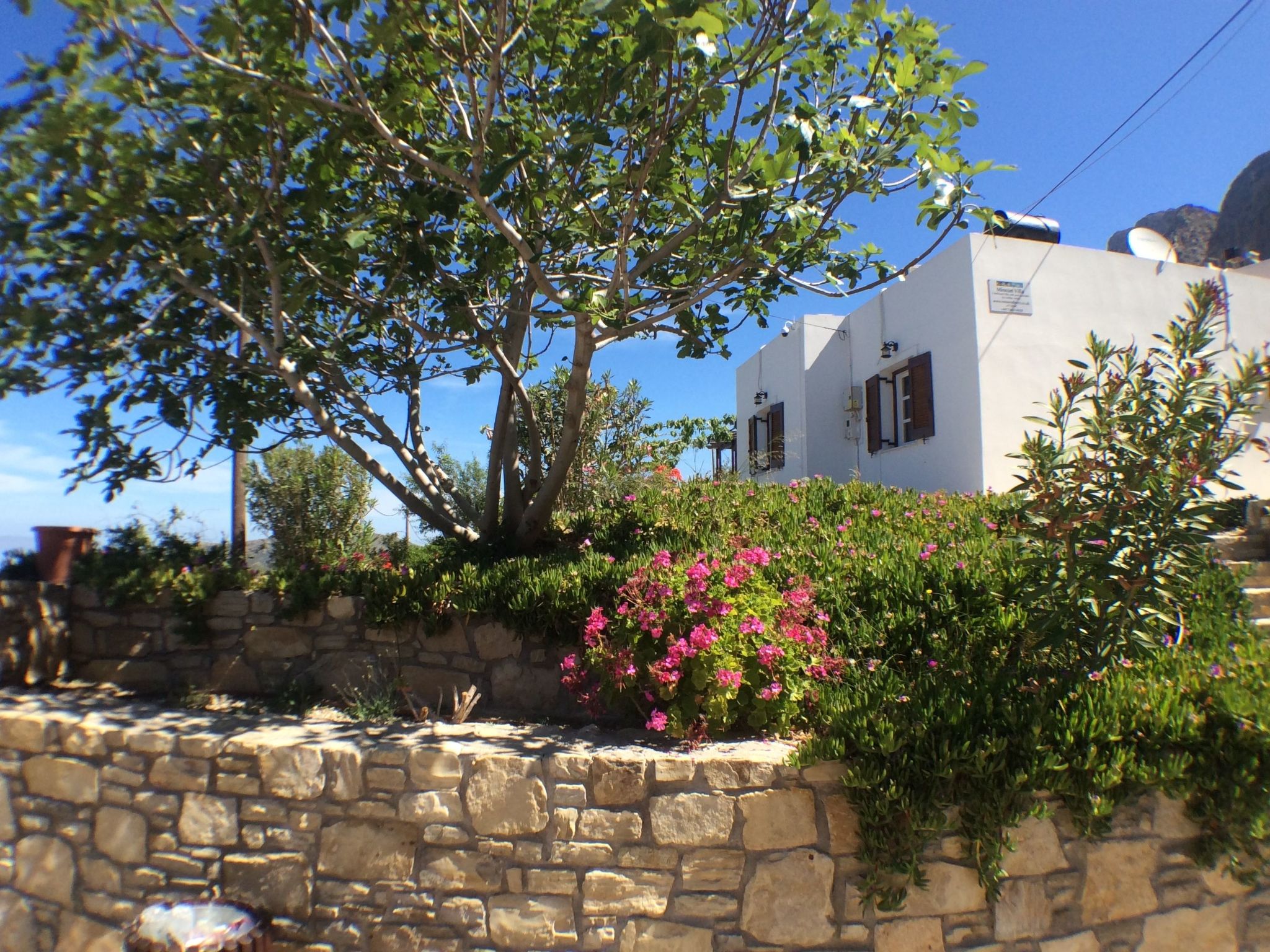 Versteckte Villa mit Pool und herrlichem Blick über die Bucht von Mirabelle und-Dehors
