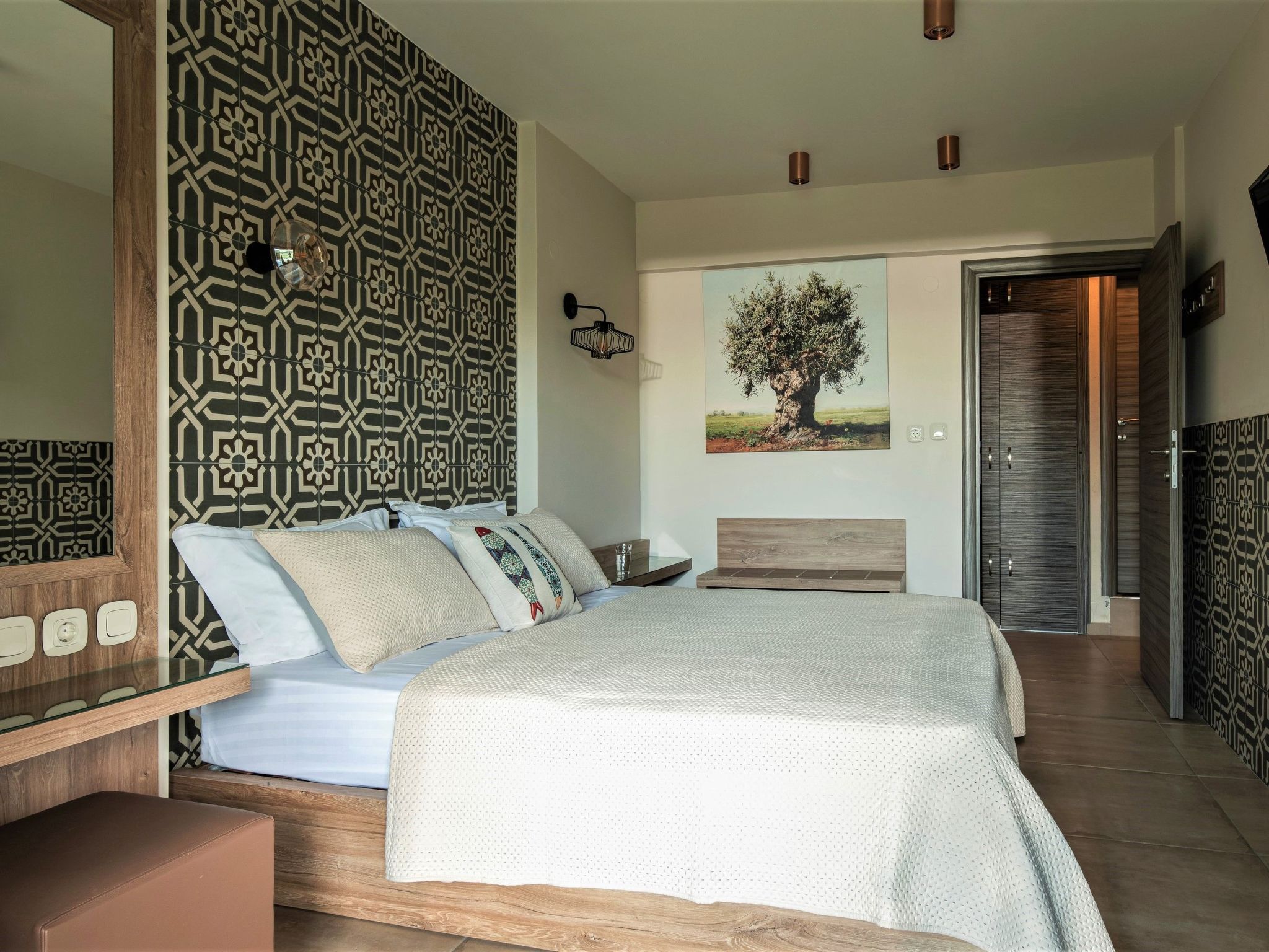 Elegant ground floor apartment in Gerakini, located on a beautiful bright green stretch of land near the sandy beach in the village of Gerakini in exquisite Chalkidiki.The apartment is set on ground f..