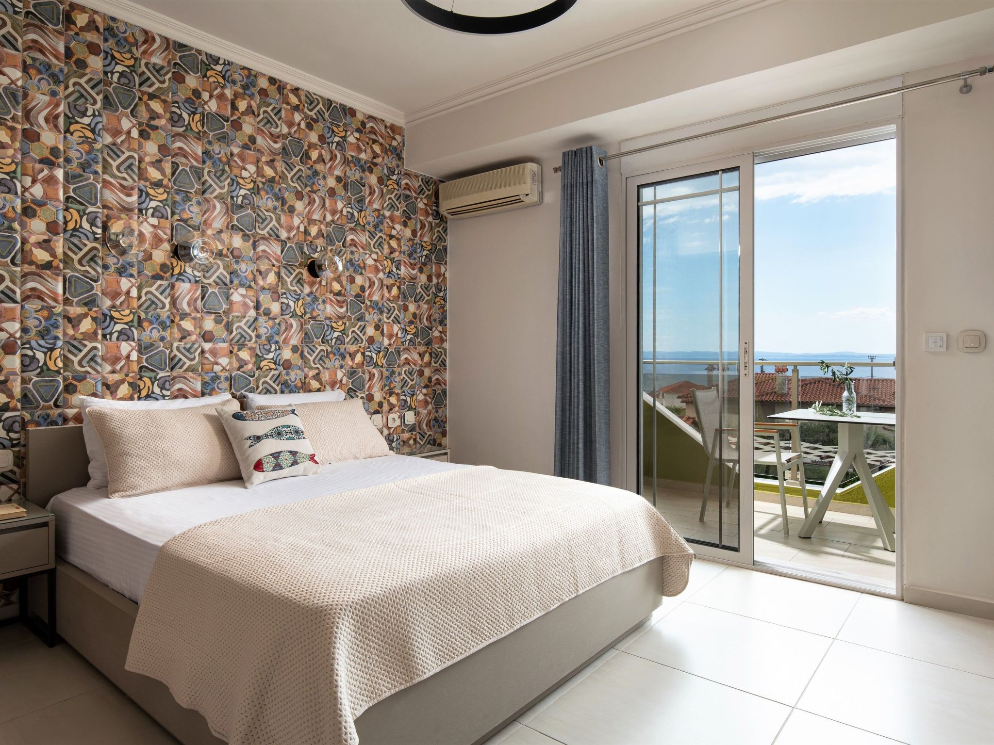 Modern Studio with sea view near the beach Located on a breathtaking bright-green stretch of land, near the sea-shore (only 280m. walking distance)in the village of Gerakini in excuisite Chalkidiki.Th..