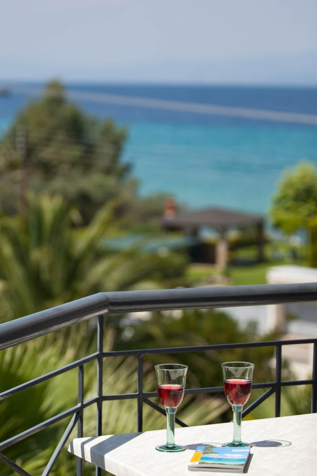 In Pallini mit Eigenem Balkon-Drinnen