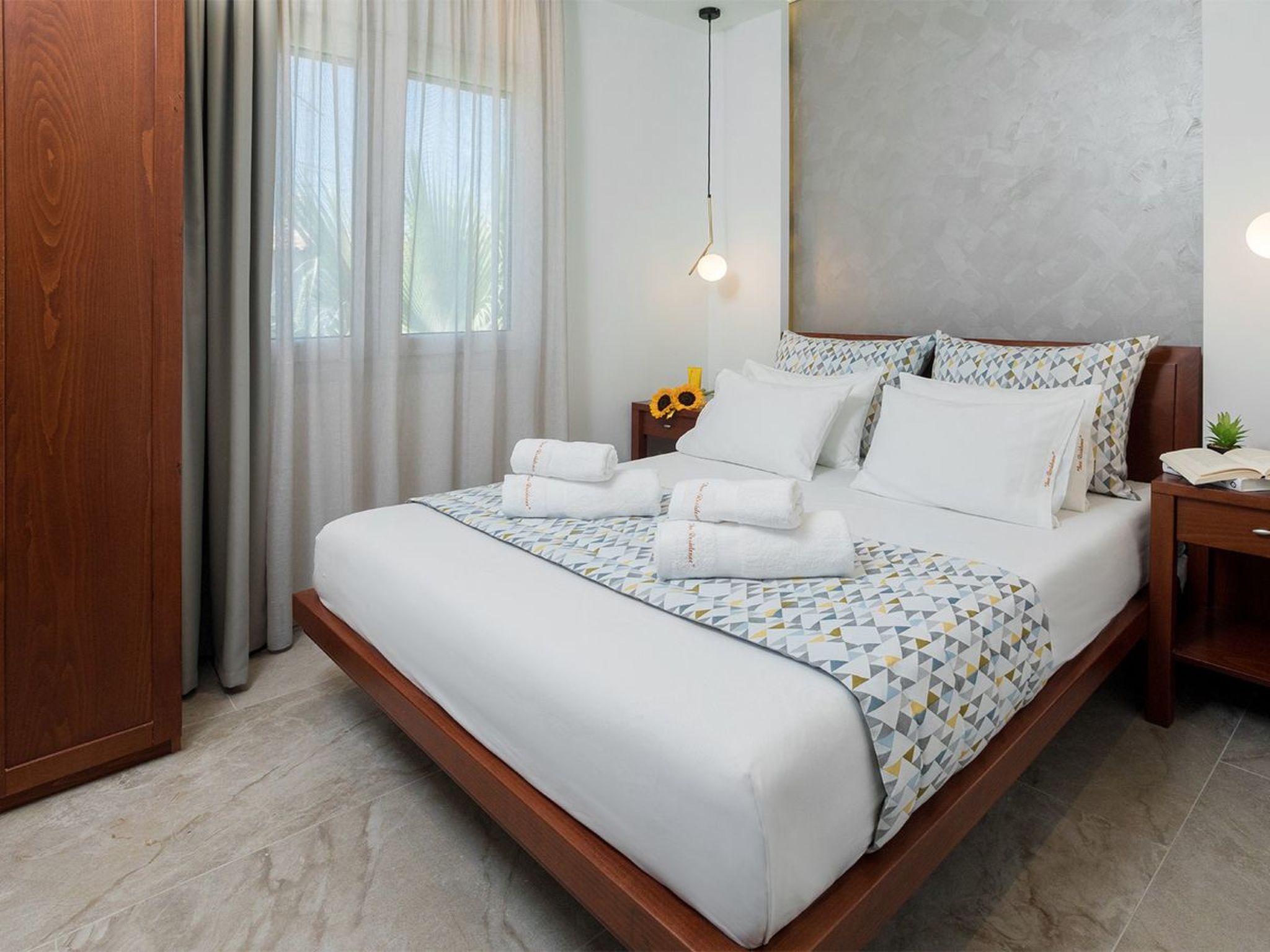 In Pallini mit Eigener Terrasse-Drinnen