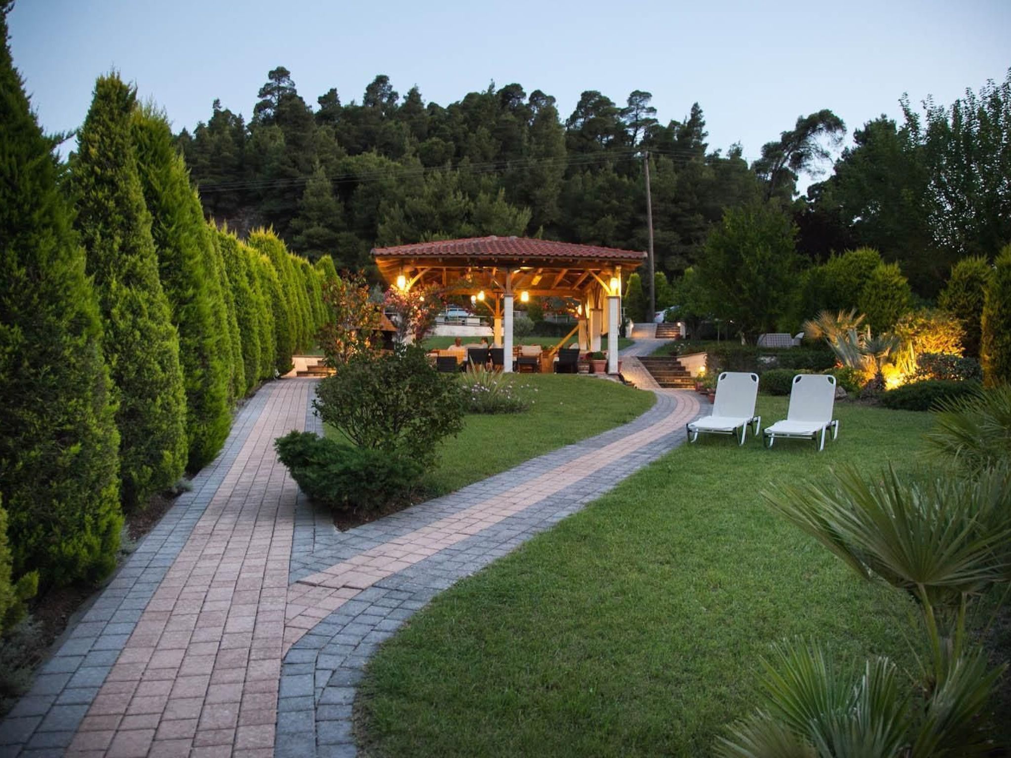 In Pallini mit Eigener Terrasse-Drinnen