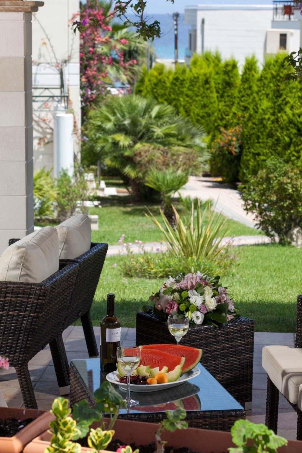 In Pallini mit Eigener Terrasse-Drinnen