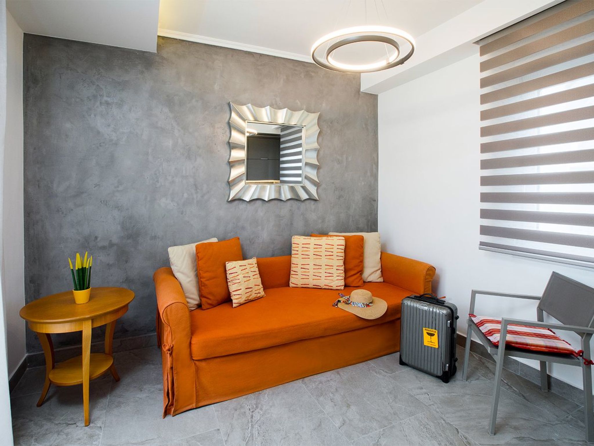 In Pallini mit Eigener Terrasse-Drinnen