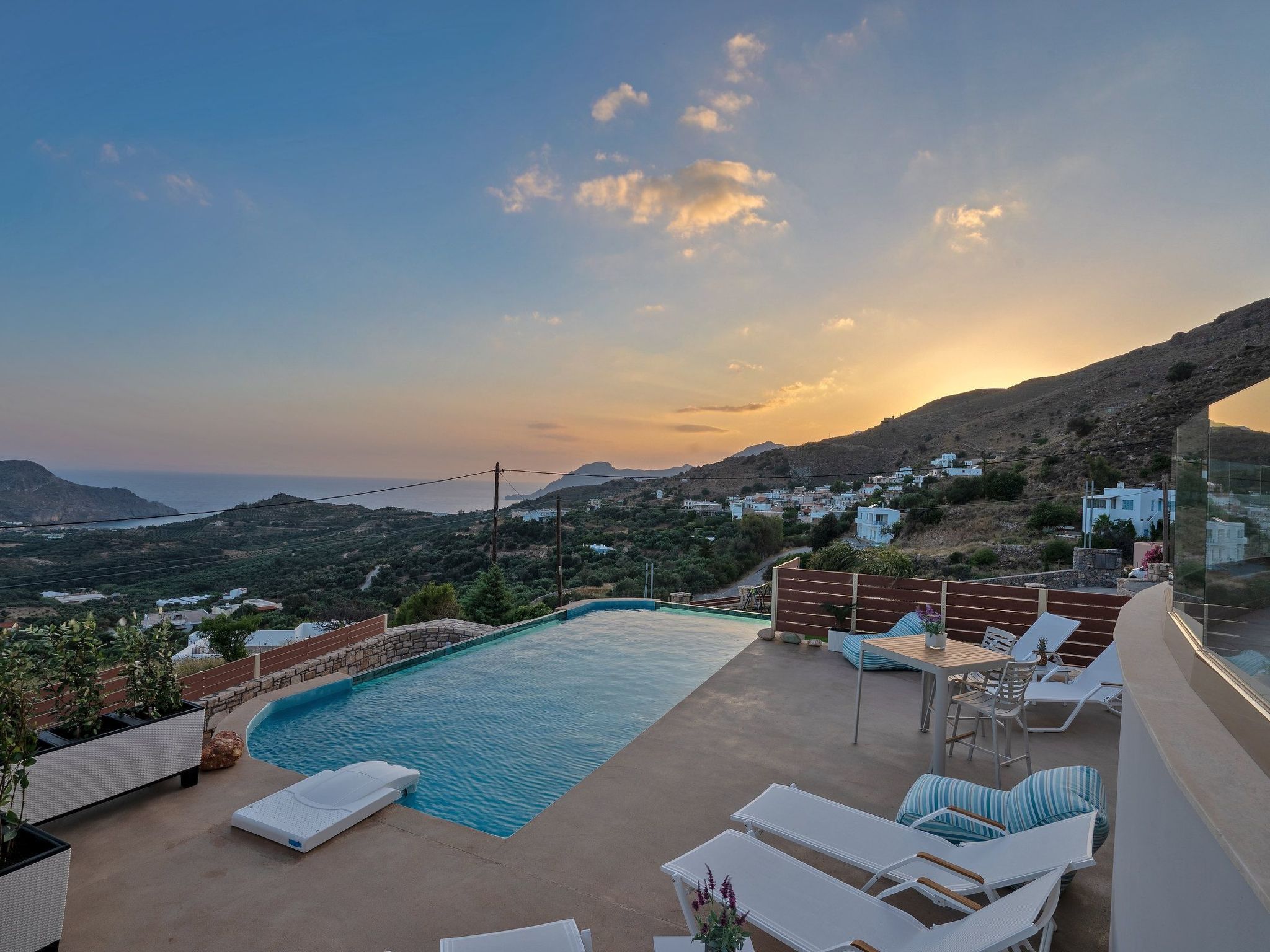 Villa Privater Pool Jacuzzi BBQ Kinderbereich