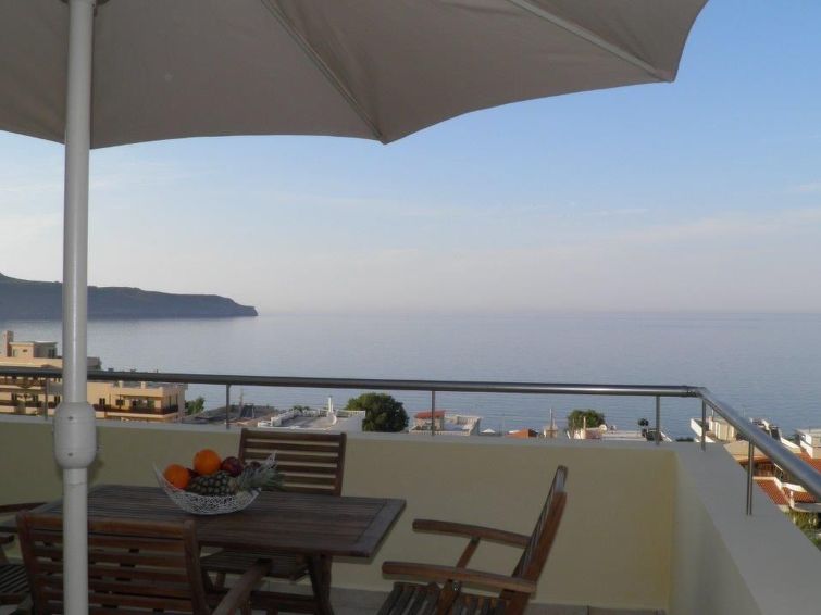 Appartement met open haard aan zee in Agia Marina in Agia Marina