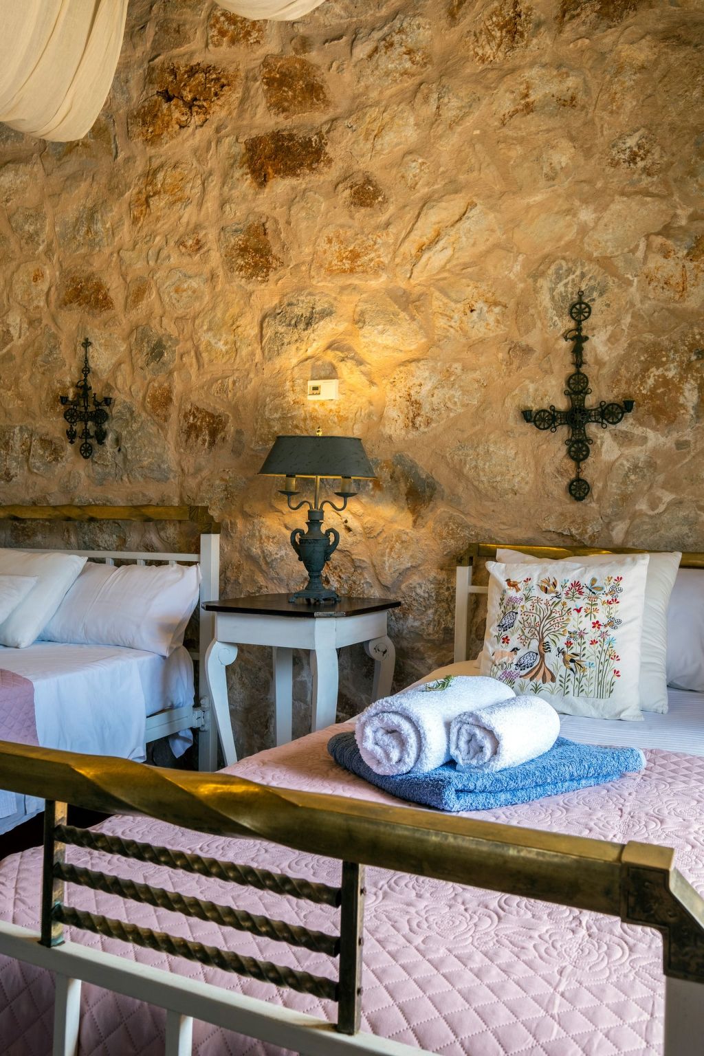 Villa aus Stein "Galatia"-Image-tags.info