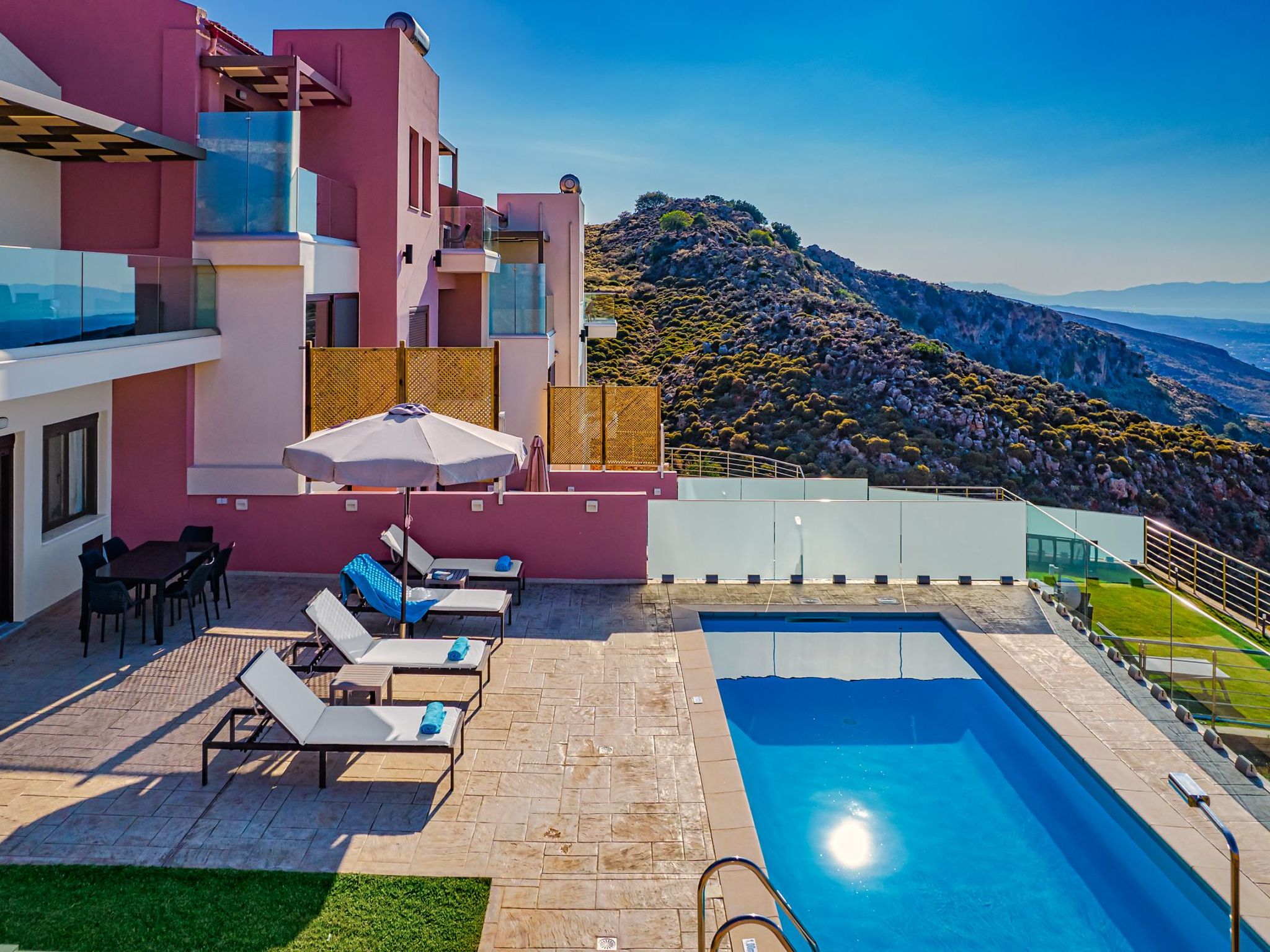 "Villa Nektar" mit privatem Pool-Dedans