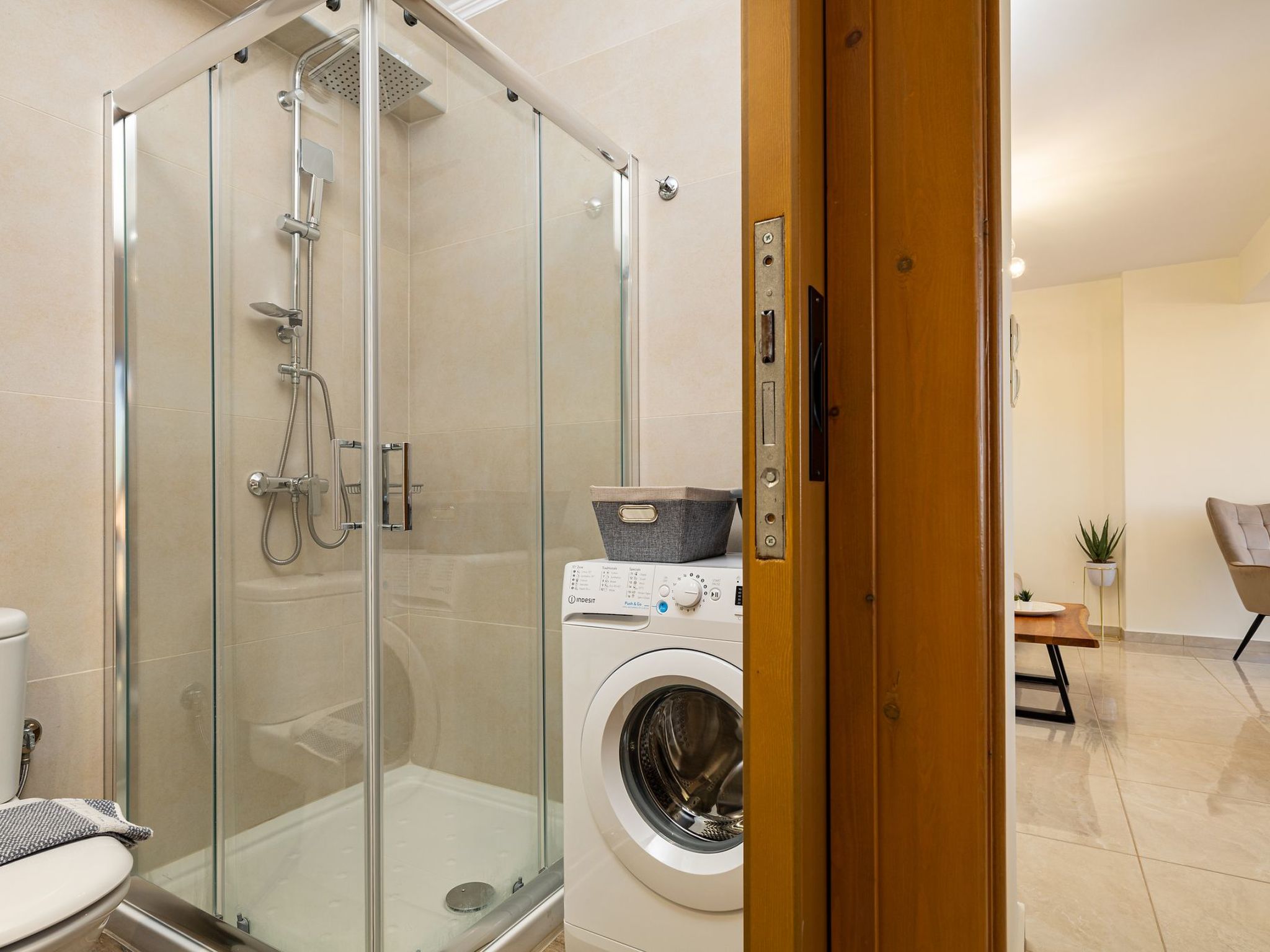 "Villa Mari" mit privatem Pool-Drinnen