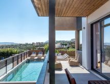 Luxe villa met verwarmd zwembad en panoramisch zeezicht in Agia Marina - thumbnail 1
