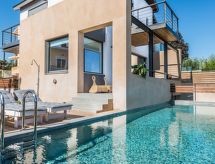 Luxe villa met verwarmd zwembad en panoramisch zeezicht in Agia Marina - thumbnail 2