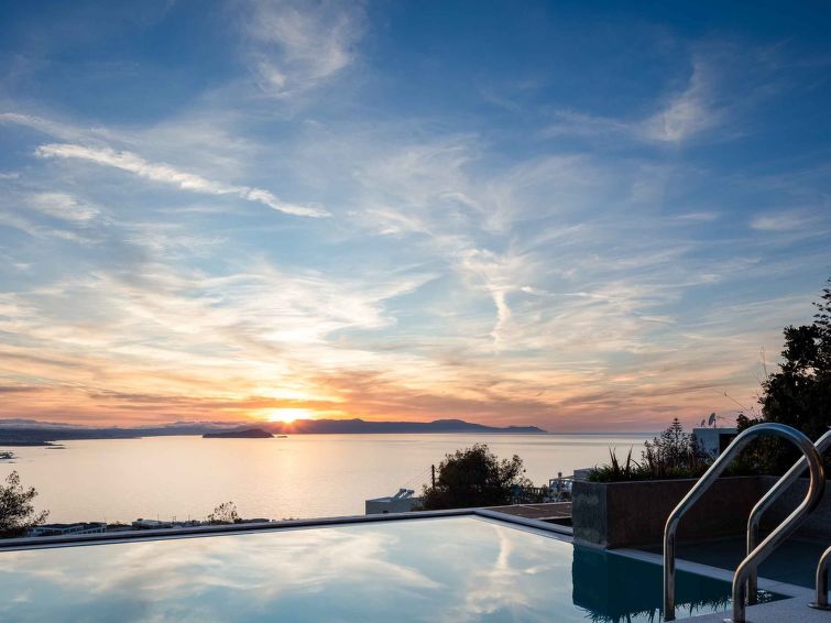 Omnia Villa 2: Verwarmd zwembad & panoramisch zeezicht bij Agia Marina in Agia Marina