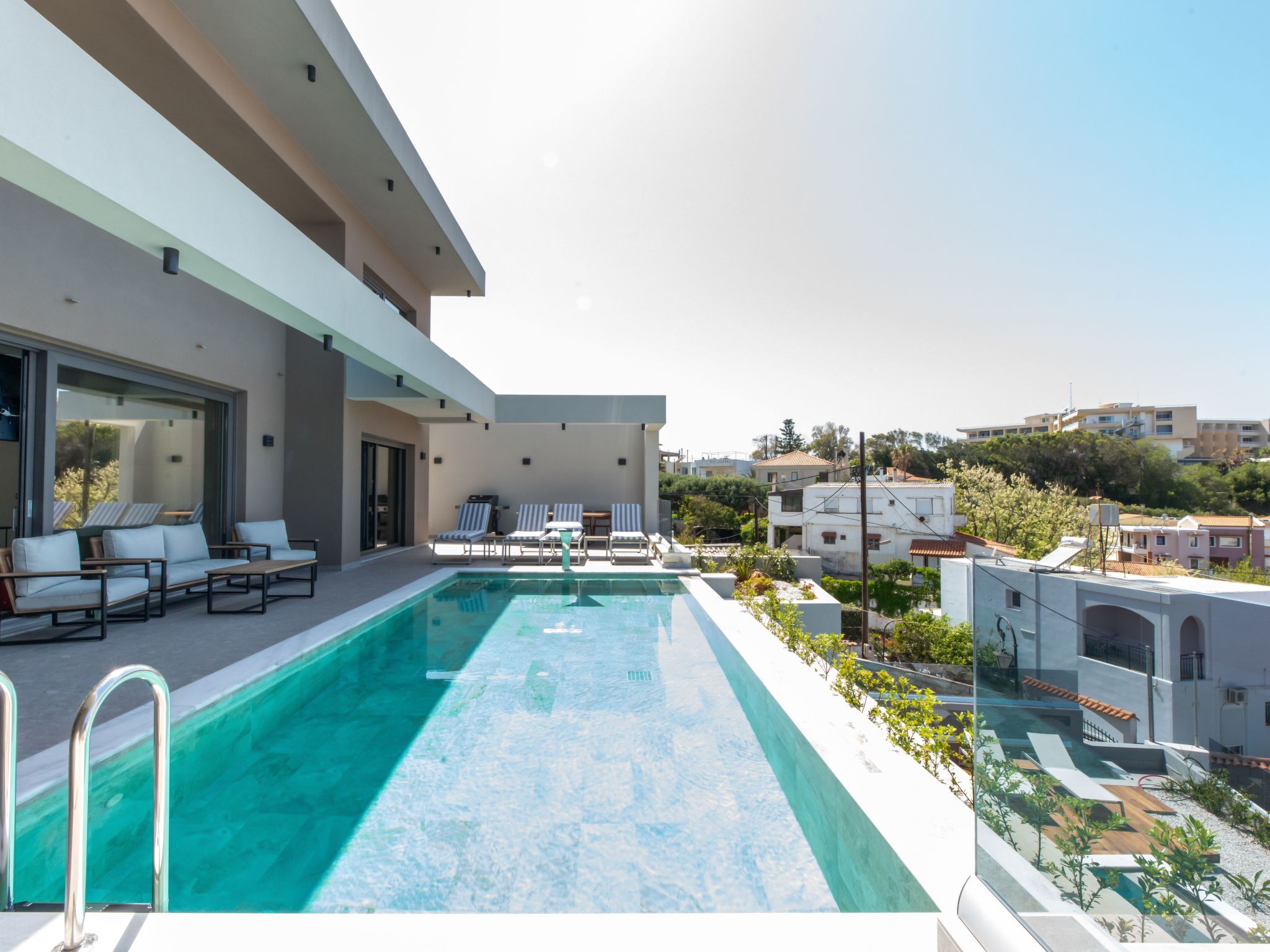 Villa Solis -100m zum Meer und ''Free'' Beheizter Pool-Binnen