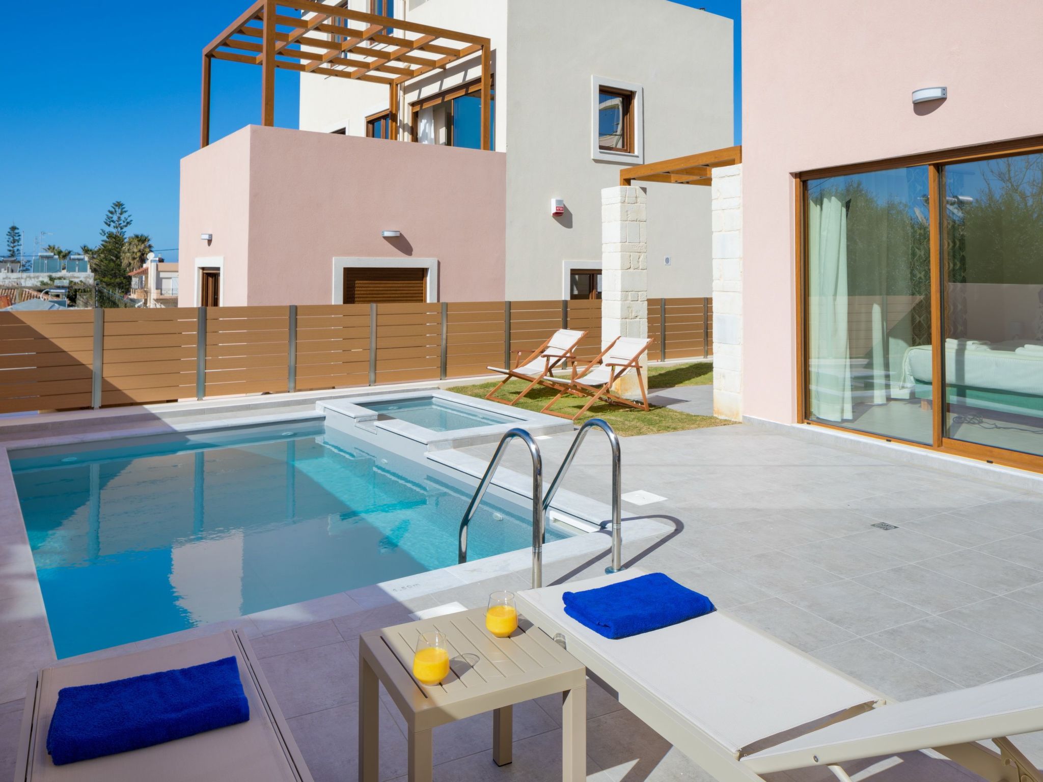 Haus in Agia Marina mit Außenpool