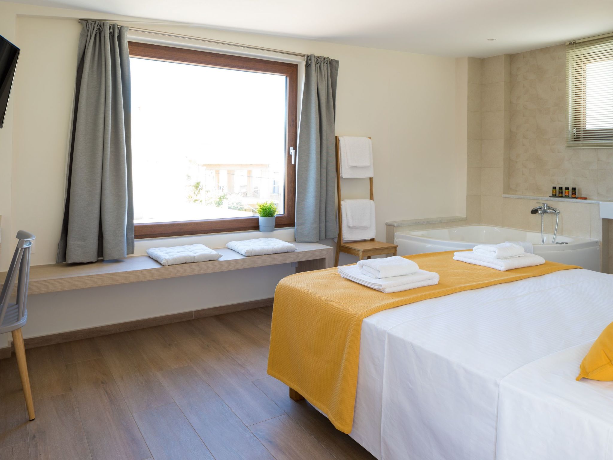 Haus in Agia Marina mit Außenpool-Image-tags.info