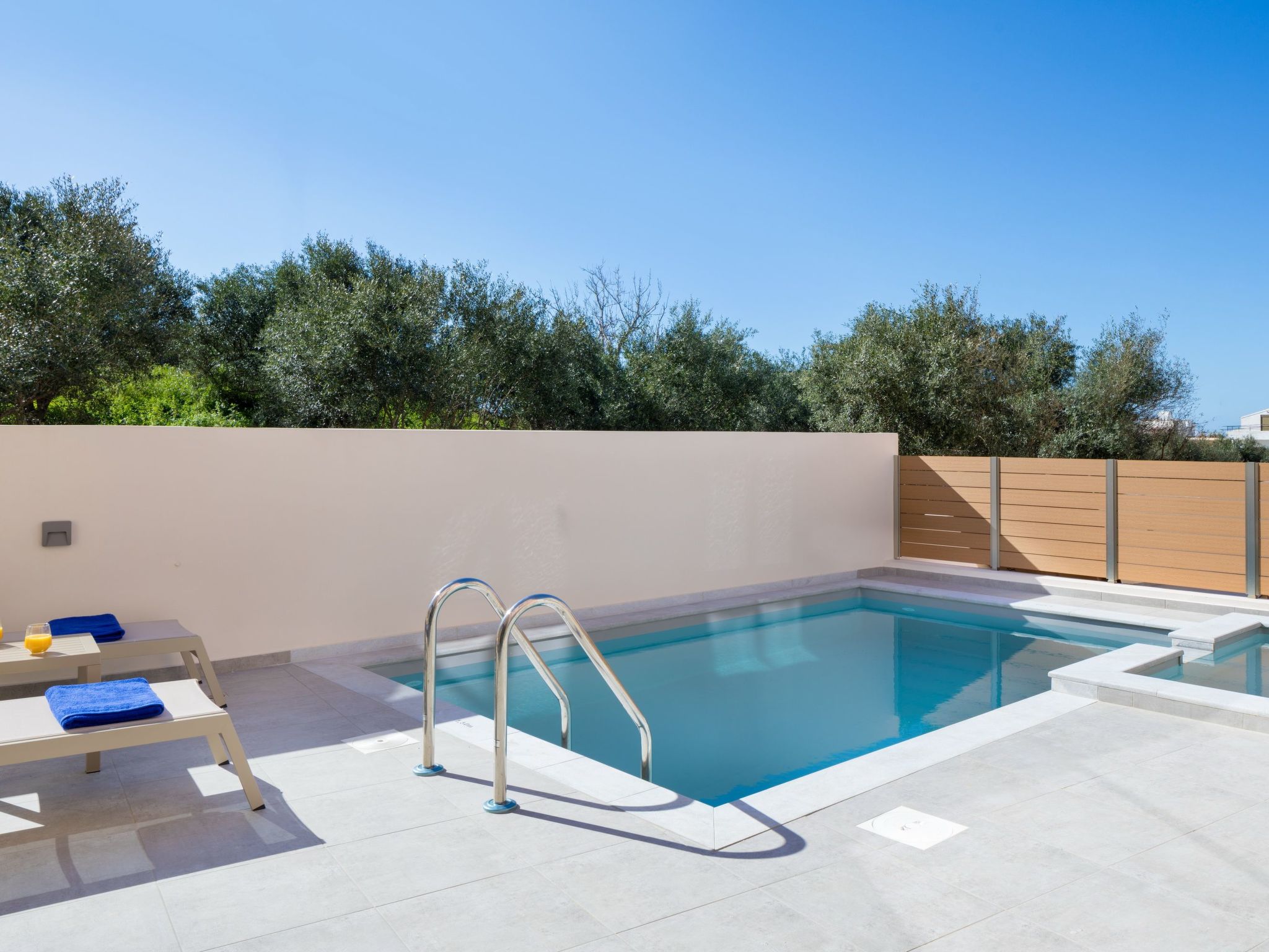 Haus in Agia Marina mit Außenpool-Image-tags.info