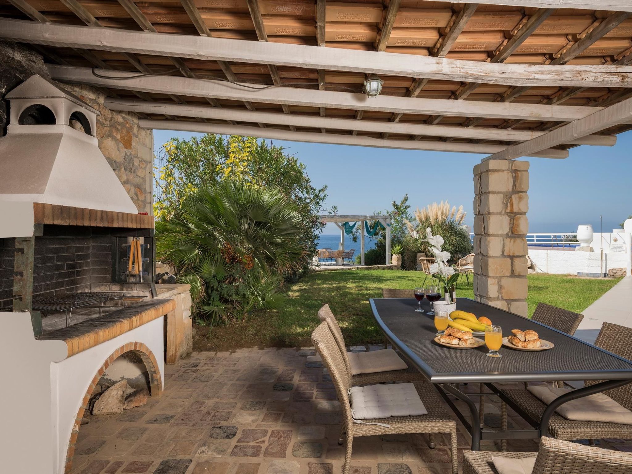 Luxuriöse Villa in Strandnähe mit Blick auf den privaten Pool-Dehors