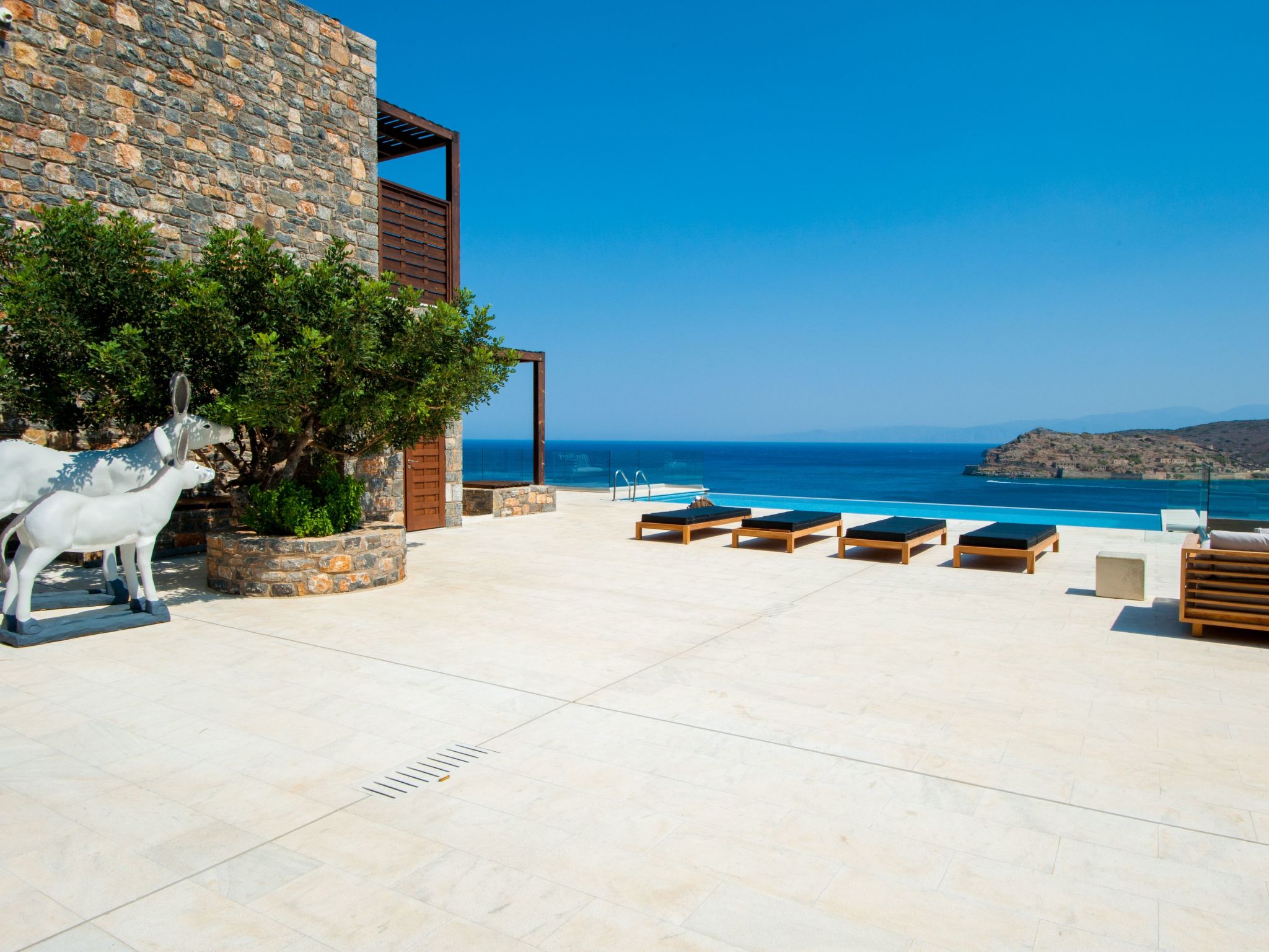 "Villa Dimitra" mit Infinity Pool