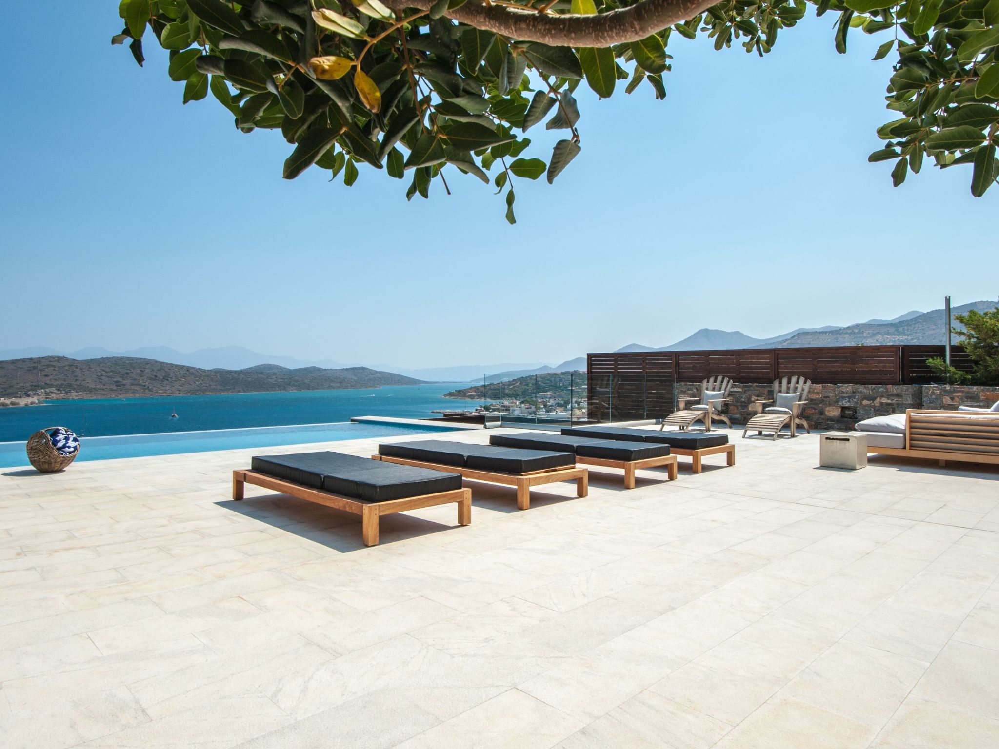 "Villa Dimitra" mit Infinity Pool-Dedans